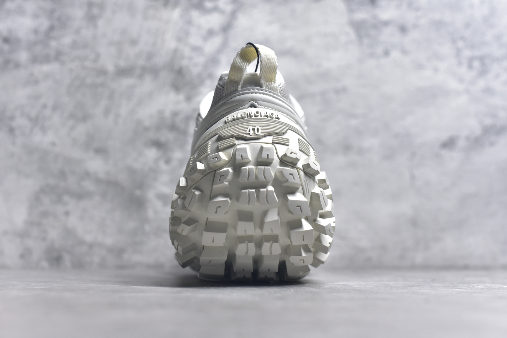 图片[5]-#Balenciagac 巴黎世家 Defender 低帮 白色 轮胎鞋时尚夏古做旧低邦老爹鞋 不含皮革运动休闲鞋，尼龙和网布材质，磨损效果，夸张轮胎花纹鞋底，5毫米足弓，鞋舌凹印Balenciaga品牌标识，鞋头边缘和后帮凹印Balenciagaz徽标和尺码，后帮拉袢。做旧工艺采用手工制作完成，每款鞋的做旧程度、大小及范围具有一定的差异性，或不对称性，请知悉。尺码：35-46-选品中心