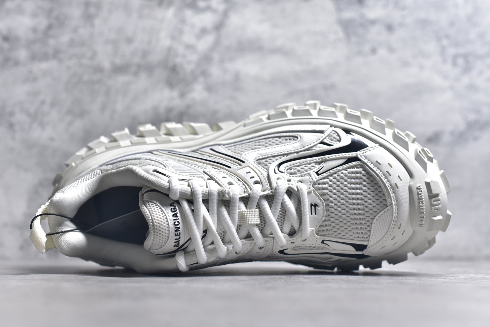 图片[4]-#Balenciagac 巴黎世家 Defender 低帮 白色 轮胎鞋时尚夏古做旧低邦老爹鞋 不含皮革运动休闲鞋，尼龙和网布材质，磨损效果，夸张轮胎花纹鞋底，5毫米足弓，鞋舌凹印Balenciaga品牌标识，鞋头边缘和后帮凹印Balenciagaz徽标和尺码，后帮拉袢。做旧工艺采用手工制作完成，每款鞋的做旧程度、大小及范围具有一定的差异性，或不对称性，请知悉。尺码：35-46-选品中心