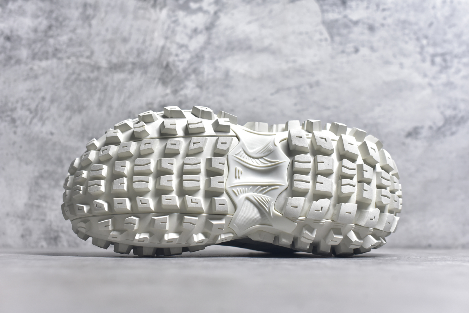 图片[6]-#Balenciagac 巴黎世家 Defender 低帮 白色 轮胎鞋时尚夏古做旧低邦老爹鞋 不含皮革运动休闲鞋，尼龙和网布材质，磨损效果，夸张轮胎花纹鞋底，5毫米足弓，鞋舌凹印Balenciaga品牌标识，鞋头边缘和后帮凹印Balenciagaz徽标和尺码，后帮拉袢。做旧工艺采用手工制作完成，每款鞋的做旧程度、大小及范围具有一定的差异性，或不对称性，请知悉。尺码：35-46-选品中心