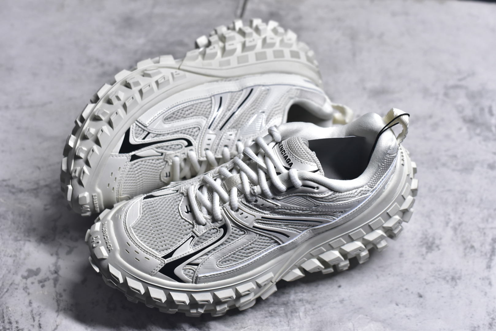 图片[7]-#Balenciagac 巴黎世家 Defender 低帮 白色 轮胎鞋时尚夏古做旧低邦老爹鞋 不含皮革运动休闲鞋，尼龙和网布材质，磨损效果，夸张轮胎花纹鞋底，5毫米足弓，鞋舌凹印Balenciaga品牌标识，鞋头边缘和后帮凹印Balenciagaz徽标和尺码，后帮拉袢。做旧工艺采用手工制作完成，每款鞋的做旧程度、大小及范围具有一定的差异性，或不对称性，请知悉。尺码：35-46-选品中心
