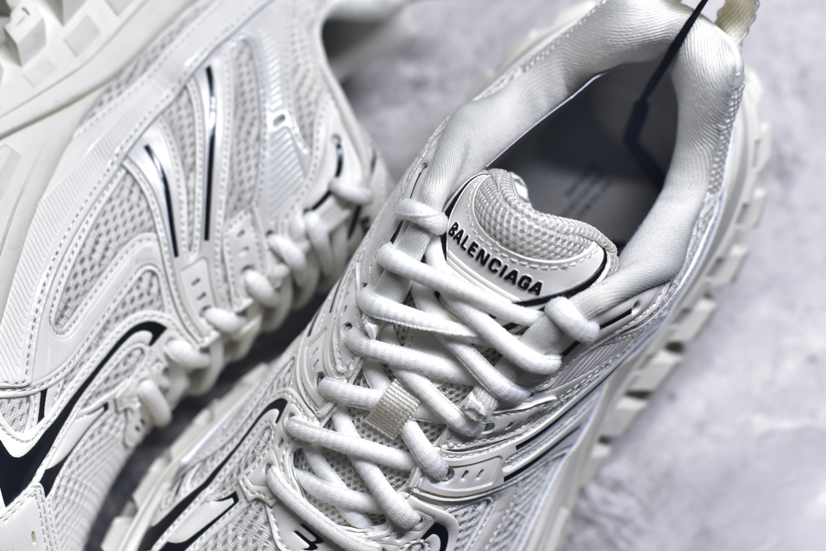 图片[9]-#Balenciagac 巴黎世家 Defender 低帮 白色 轮胎鞋时尚夏古做旧低邦老爹鞋 不含皮革运动休闲鞋，尼龙和网布材质，磨损效果，夸张轮胎花纹鞋底，5毫米足弓，鞋舌凹印Balenciaga品牌标识，鞋头边缘和后帮凹印Balenciagaz徽标和尺码，后帮拉袢。做旧工艺采用手工制作完成，每款鞋的做旧程度、大小及范围具有一定的差异性，或不对称性，请知悉。尺码：35-46-选品中心