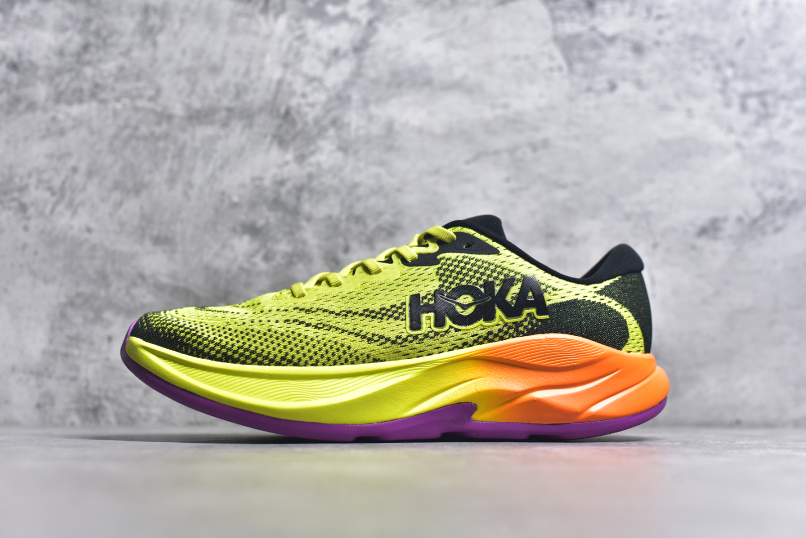 #HOKA ONE ONE RINCON 4 舒适防滑耐磨低帮休闲跑步鞋 Rincon 4 是一款日常训练用的跑步鞋，踩上去的感觉很结实。它适合中短距离跑步，但如果您习惯于稍硬的感觉，也可以用于长距离跑步。但它的速度不够快，不能作为速度训练鞋，也不够柔软，不能作为恢复训练鞋，日常里程跑才是它的优势所在。如果您想尝试 Hoka 跑鞋，又想享受极具竞争力的价格，那就试试这款鞋吧。尺码：36 36.5 37.5 38 38.5 39 40 40.5 41 42 42.5 43 44 44.5 45-选品中心