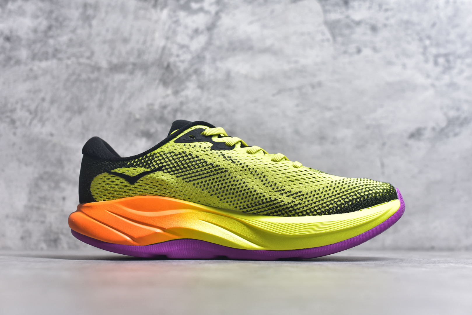 图片[3]-#HOKA ONE ONE RINCON 4 舒适防滑耐磨低帮休闲跑步鞋 Rincon 4 是一款日常训练用的跑步鞋，踩上去的感觉很结实。它适合中短距离跑步，但如果您习惯于稍硬的感觉，也可以用于长距离跑步。但它的速度不够快，不能作为速度训练鞋，也不够柔软，不能作为恢复训练鞋，日常里程跑才是它的优势所在。如果您想尝试 Hoka 跑鞋，又想享受极具竞争力的价格，那就试试这款鞋吧。尺码：36 36.5 37.5 38 38.5 39 40 40.5 41 42 42.5 43 44 44.5 45-选品中心