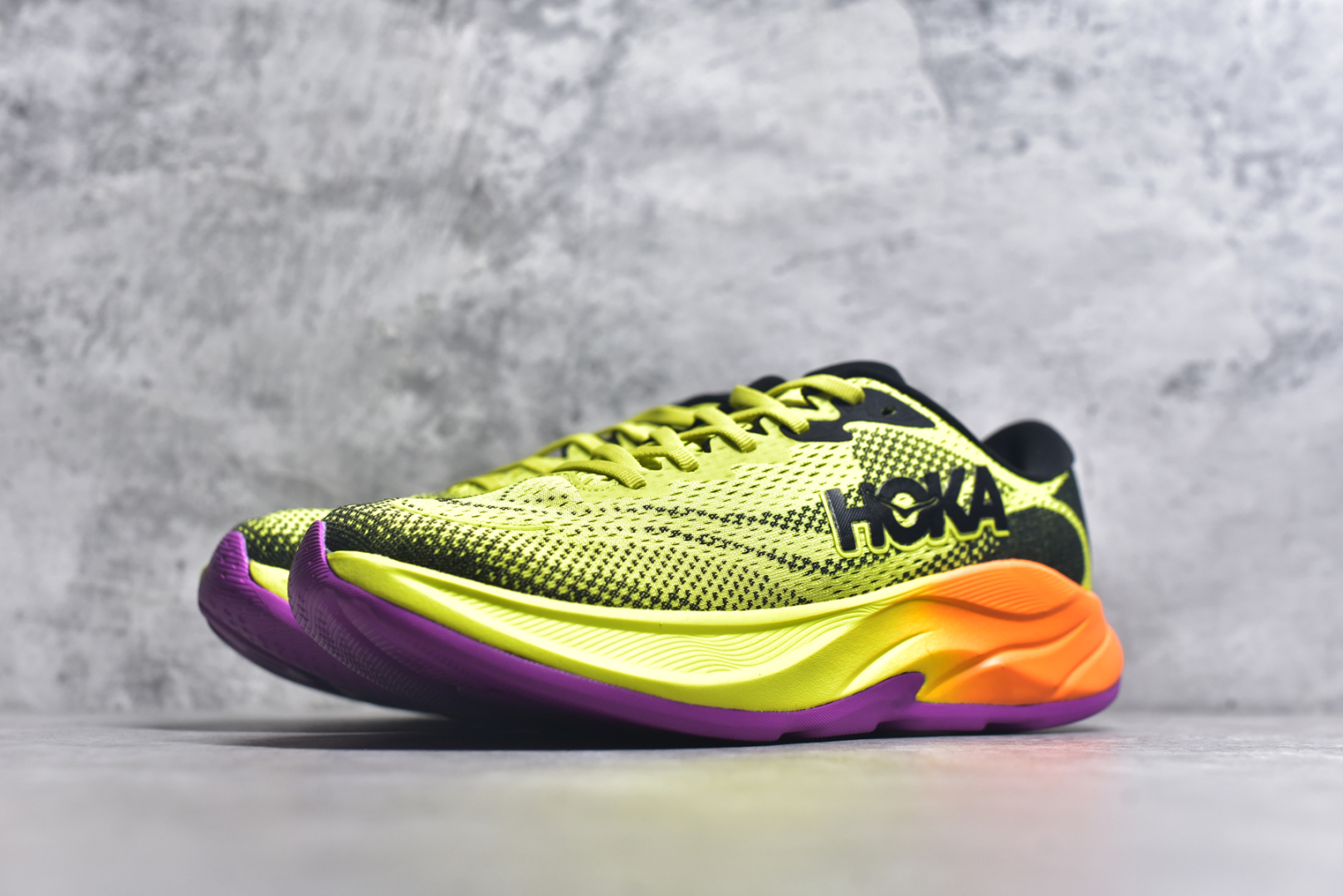 图片[2]-#HOKA ONE ONE RINCON 4 舒适防滑耐磨低帮休闲跑步鞋 Rincon 4 是一款日常训练用的跑步鞋，踩上去的感觉很结实。它适合中短距离跑步，但如果您习惯于稍硬的感觉，也可以用于长距离跑步。但它的速度不够快，不能作为速度训练鞋，也不够柔软，不能作为恢复训练鞋，日常里程跑才是它的优势所在。如果您想尝试 Hoka 跑鞋，又想享受极具竞争力的价格，那就试试这款鞋吧。尺码：36 36.5 37.5 38 38.5 39 40 40.5 41 42 42.5 43 44 44.5 45-选品中心
