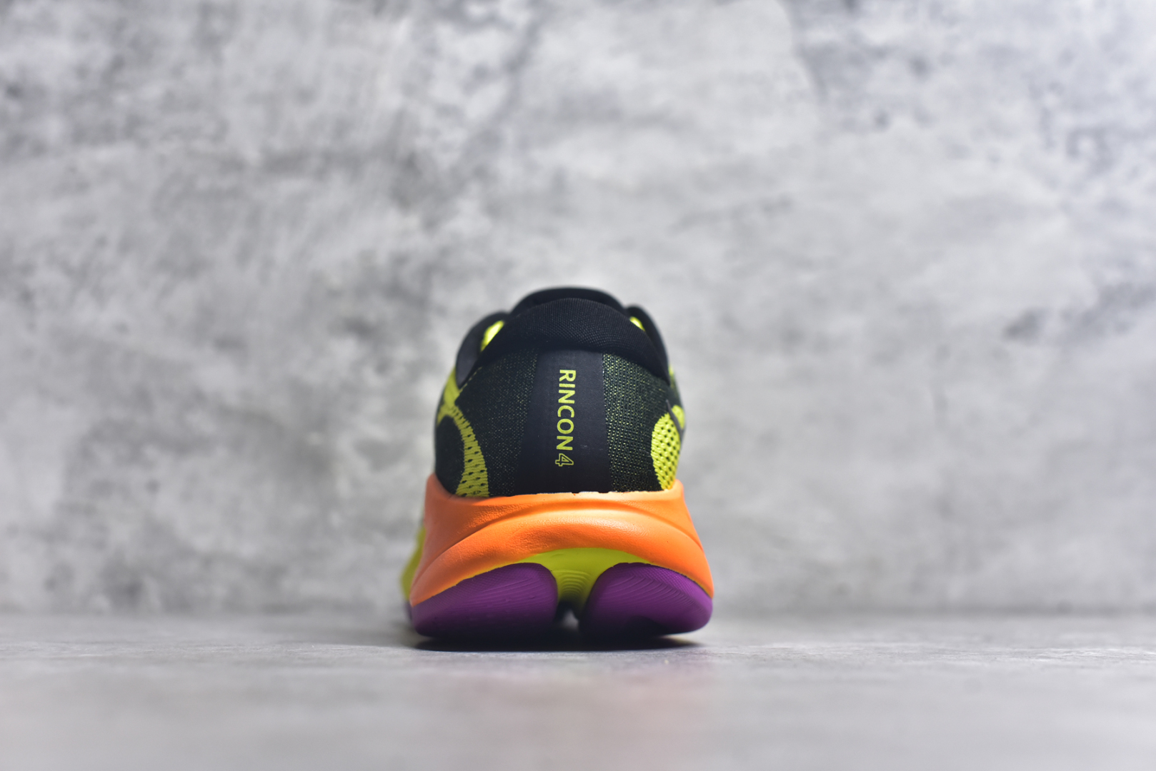 图片[5]-#HOKA ONE ONE RINCON 4 舒适防滑耐磨低帮休闲跑步鞋 Rincon 4 是一款日常训练用的跑步鞋，踩上去的感觉很结实。它适合中短距离跑步，但如果您习惯于稍硬的感觉，也可以用于长距离跑步。但它的速度不够快，不能作为速度训练鞋，也不够柔软，不能作为恢复训练鞋，日常里程跑才是它的优势所在。如果您想尝试 Hoka 跑鞋，又想享受极具竞争力的价格，那就试试这款鞋吧。尺码：36 36.5 37.5 38 38.5 39 40 40.5 41 42 42.5 43 44 44.5 45-选品中心