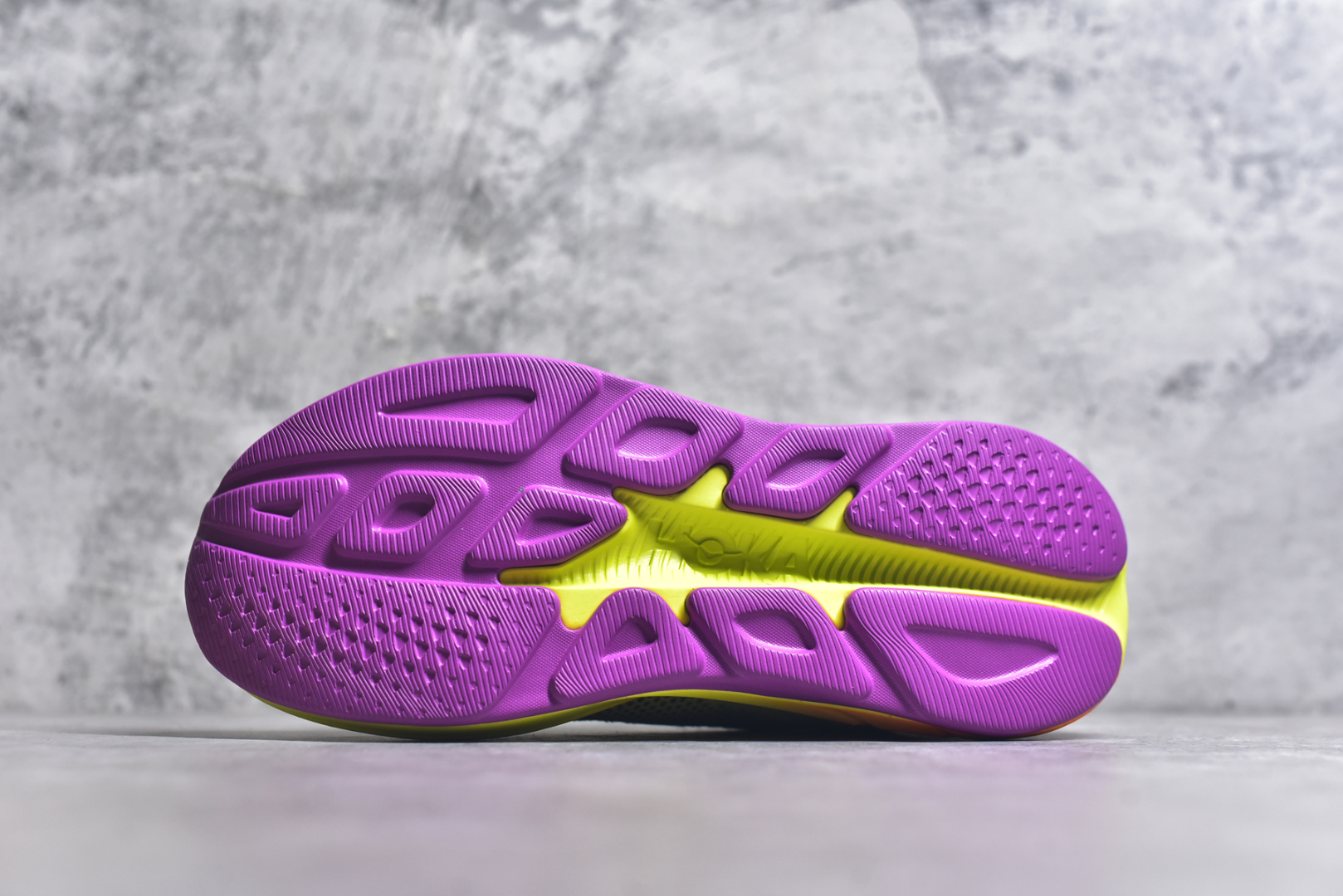 图片[6]-#HOKA ONE ONE RINCON 4 舒适防滑耐磨低帮休闲跑步鞋 Rincon 4 是一款日常训练用的跑步鞋，踩上去的感觉很结实。它适合中短距离跑步，但如果您习惯于稍硬的感觉，也可以用于长距离跑步。但它的速度不够快，不能作为速度训练鞋，也不够柔软，不能作为恢复训练鞋，日常里程跑才是它的优势所在。如果您想尝试 Hoka 跑鞋，又想享受极具竞争力的价格，那就试试这款鞋吧。尺码：36 36.5 37.5 38 38.5 39 40 40.5 41 42 42.5 43 44 44.5 45-选品中心