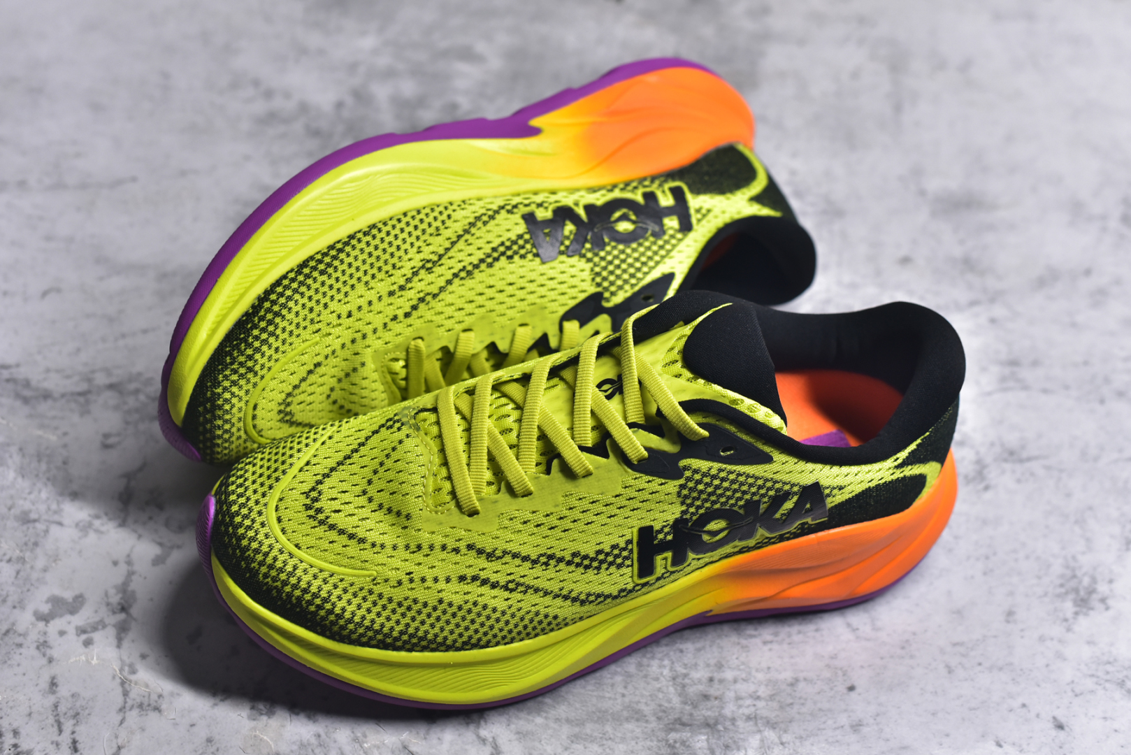 图片[7]-#HOKA ONE ONE RINCON 4 舒适防滑耐磨低帮休闲跑步鞋 Rincon 4 是一款日常训练用的跑步鞋，踩上去的感觉很结实。它适合中短距离跑步，但如果您习惯于稍硬的感觉，也可以用于长距离跑步。但它的速度不够快，不能作为速度训练鞋，也不够柔软，不能作为恢复训练鞋，日常里程跑才是它的优势所在。如果您想尝试 Hoka 跑鞋，又想享受极具竞争力的价格，那就试试这款鞋吧。尺码：36 36.5 37.5 38 38.5 39 40 40.5 41 42 42.5 43 44 44.5 45-选品中心