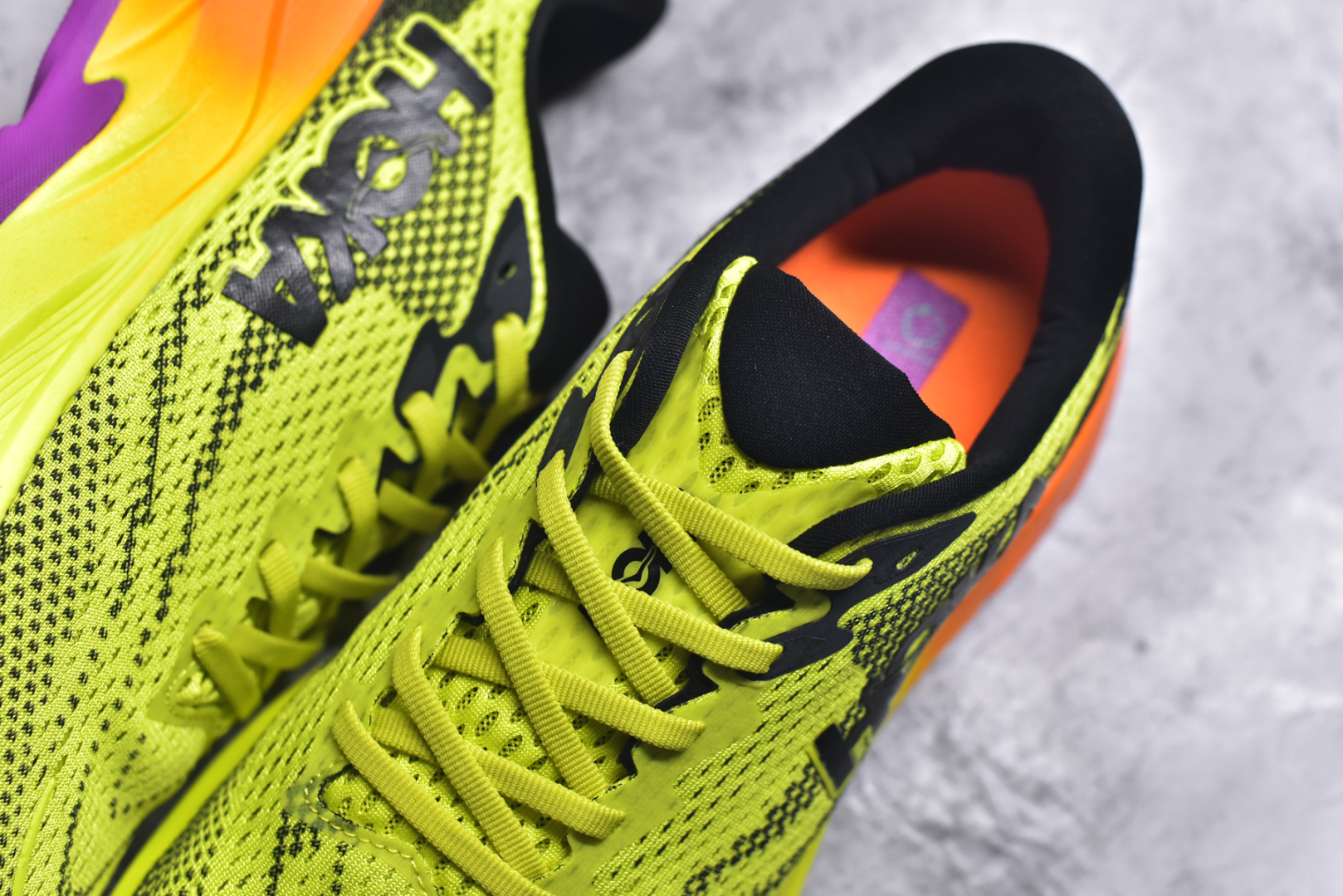 图片[9]-#HOKA ONE ONE RINCON 4 舒适防滑耐磨低帮休闲跑步鞋 Rincon 4 是一款日常训练用的跑步鞋，踩上去的感觉很结实。它适合中短距离跑步，但如果您习惯于稍硬的感觉，也可以用于长距离跑步。但它的速度不够快，不能作为速度训练鞋，也不够柔软，不能作为恢复训练鞋，日常里程跑才是它的优势所在。如果您想尝试 Hoka 跑鞋，又想享受极具竞争力的价格，那就试试这款鞋吧。尺码：36 36.5 37.5 38 38.5 39 40 40.5 41 42 42.5 43 44 44.5 45-选品中心