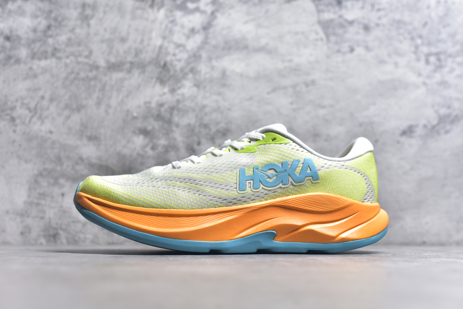 #HOKA ONE ONE RINCON 4 舒适防滑耐磨低帮休闲跑步鞋 Rincon 4 是一款日常训练用的跑步鞋，踩上去的感觉很结实。它适合中短距离跑步，但如果您习惯于稍硬的感觉，也可以用于长距离跑步。但它的速度不够快，不能作为速度训练鞋，也不够柔软，不能作为恢复训练鞋，日常里程跑才是它的优势所在。如果您想尝试 Hoka 跑鞋，又想享受极具竞争力的价格，那就试试这款鞋吧。尺码：36 36.5 37.5 38 38.5 39 40 40.5 41 42 42.5 43 44 44.5 45-选品中心