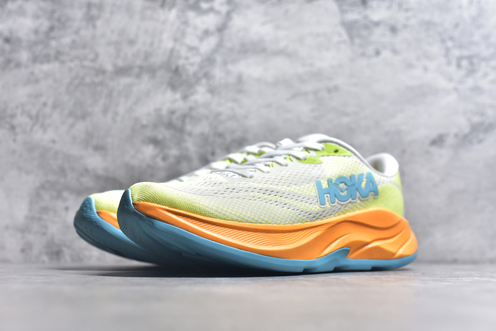 图片[2]-#HOKA ONE ONE RINCON 4 舒适防滑耐磨低帮休闲跑步鞋 Rincon 4 是一款日常训练用的跑步鞋，踩上去的感觉很结实。它适合中短距离跑步，但如果您习惯于稍硬的感觉，也可以用于长距离跑步。但它的速度不够快，不能作为速度训练鞋，也不够柔软，不能作为恢复训练鞋，日常里程跑才是它的优势所在。如果您想尝试 Hoka 跑鞋，又想享受极具竞争力的价格，那就试试这款鞋吧。尺码：36 36.5 37.5 38 38.5 39 40 40.5 41 42 42.5 43 44 44.5 45-选品中心