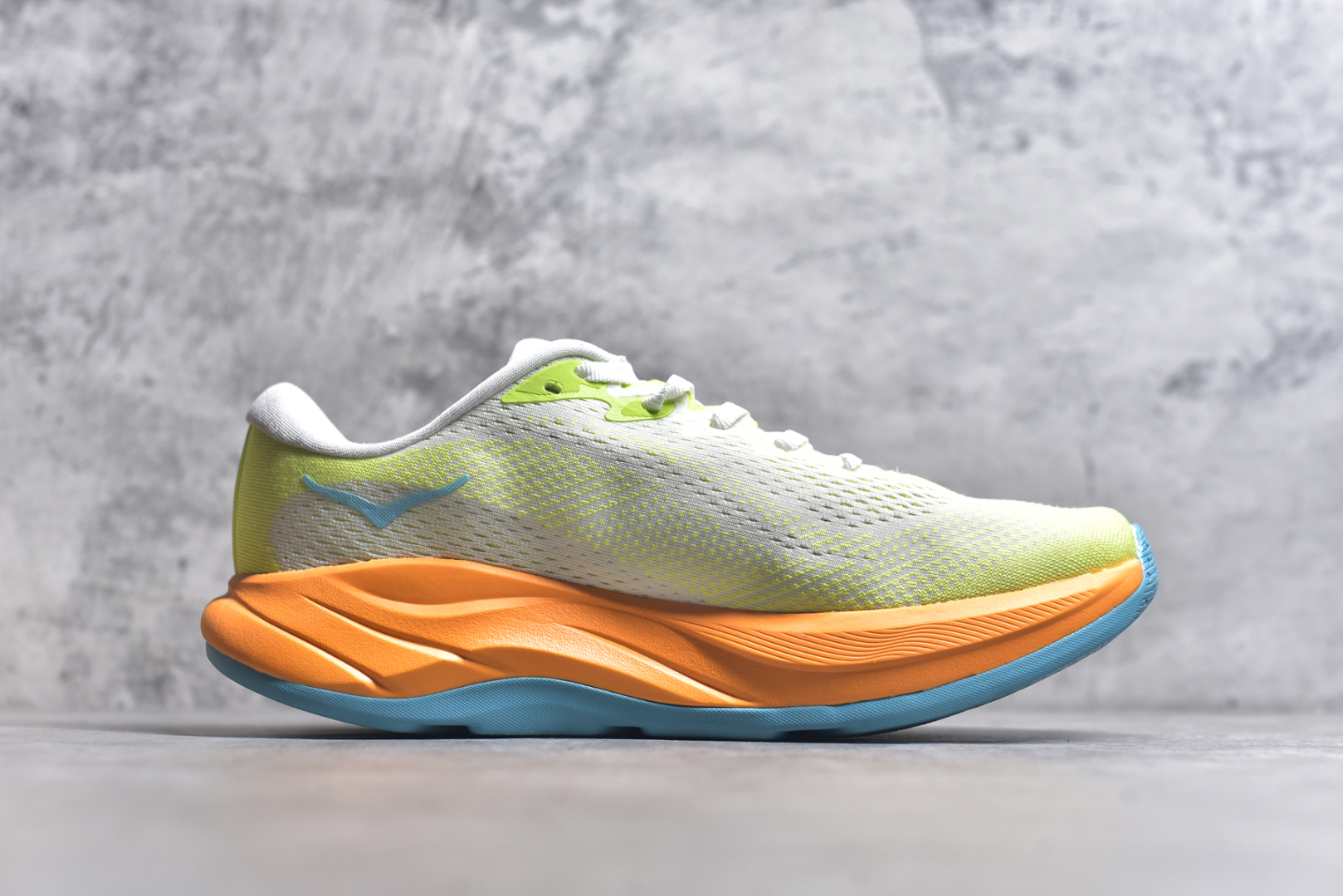 图片[3]-#HOKA ONE ONE RINCON 4 舒适防滑耐磨低帮休闲跑步鞋 Rincon 4 是一款日常训练用的跑步鞋，踩上去的感觉很结实。它适合中短距离跑步，但如果您习惯于稍硬的感觉，也可以用于长距离跑步。但它的速度不够快，不能作为速度训练鞋，也不够柔软，不能作为恢复训练鞋，日常里程跑才是它的优势所在。如果您想尝试 Hoka 跑鞋，又想享受极具竞争力的价格，那就试试这款鞋吧。尺码：36 36.5 37.5 38 38.5 39 40 40.5 41 42 42.5 43 44 44.5 45-选品中心
