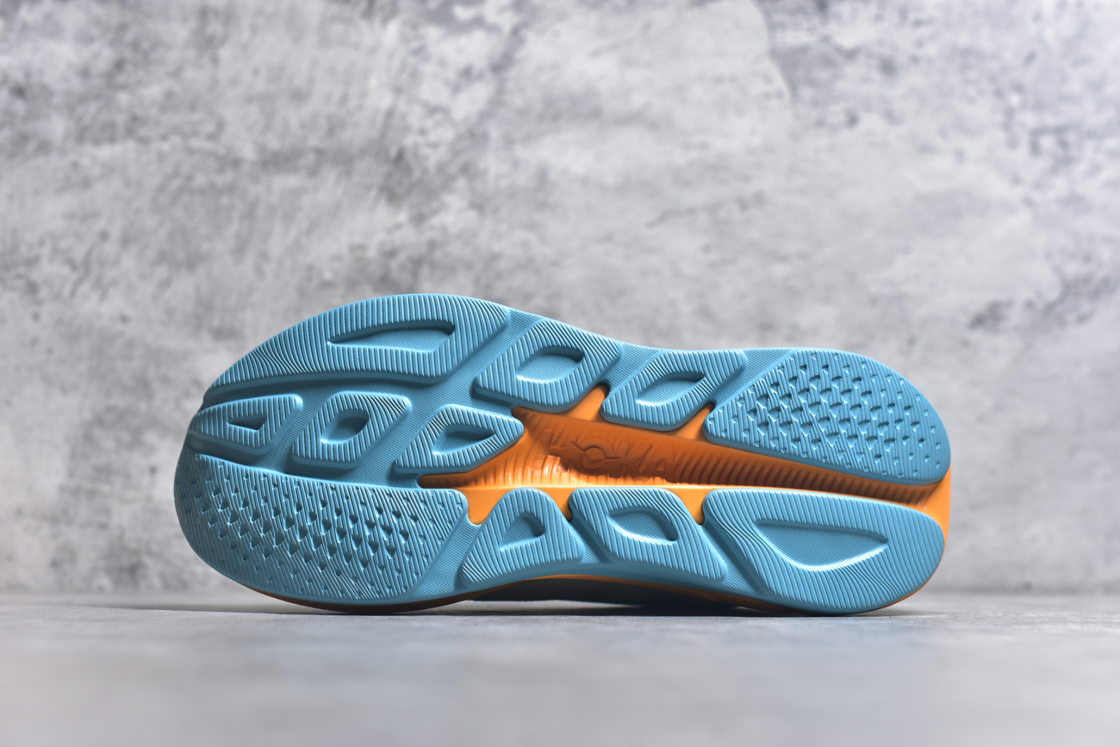 图片[6]-#HOKA ONE ONE RINCON 4 舒适防滑耐磨低帮休闲跑步鞋 Rincon 4 是一款日常训练用的跑步鞋，踩上去的感觉很结实。它适合中短距离跑步，但如果您习惯于稍硬的感觉，也可以用于长距离跑步。但它的速度不够快，不能作为速度训练鞋，也不够柔软，不能作为恢复训练鞋，日常里程跑才是它的优势所在。如果您想尝试 Hoka 跑鞋，又想享受极具竞争力的价格，那就试试这款鞋吧。尺码：36 36.5 37.5 38 38.5 39 40 40.5 41 42 42.5 43 44 44.5 45-选品中心