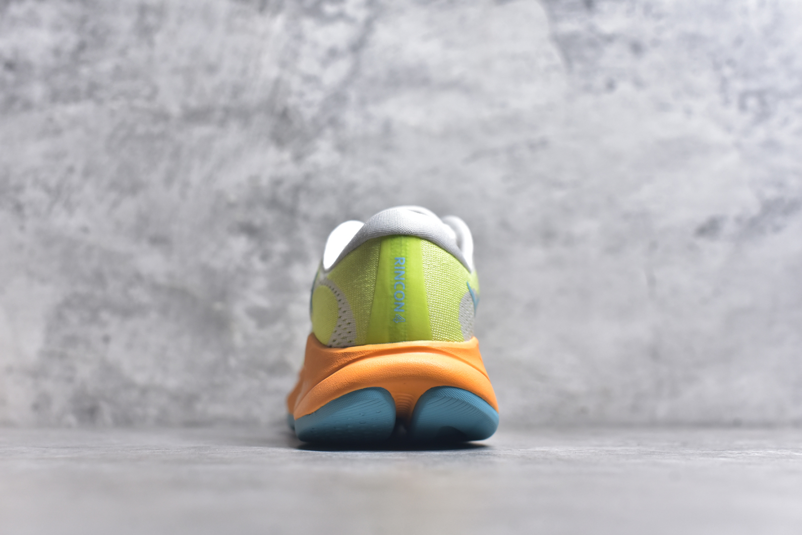 图片[5]-#HOKA ONE ONE RINCON 4 舒适防滑耐磨低帮休闲跑步鞋 Rincon 4 是一款日常训练用的跑步鞋，踩上去的感觉很结实。它适合中短距离跑步，但如果您习惯于稍硬的感觉，也可以用于长距离跑步。但它的速度不够快，不能作为速度训练鞋，也不够柔软，不能作为恢复训练鞋，日常里程跑才是它的优势所在。如果您想尝试 Hoka 跑鞋，又想享受极具竞争力的价格，那就试试这款鞋吧。尺码：36 36.5 37.5 38 38.5 39 40 40.5 41 42 42.5 43 44 44.5 45-选品中心