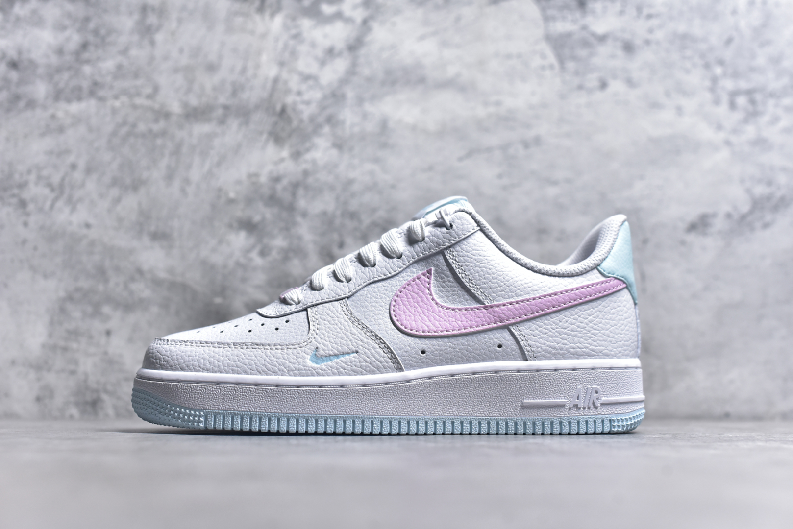 #Nike Air Force 1 07 low空军一号板鞋 白粉 原楦头原纸板 打造纯正空军版型#专注外贸渠道 全掌内置蜂窝气垫 #原盒配件 原厂中底钢印、拉帮完美 货号：IH0640-161 尺码：36-45-选品中心
