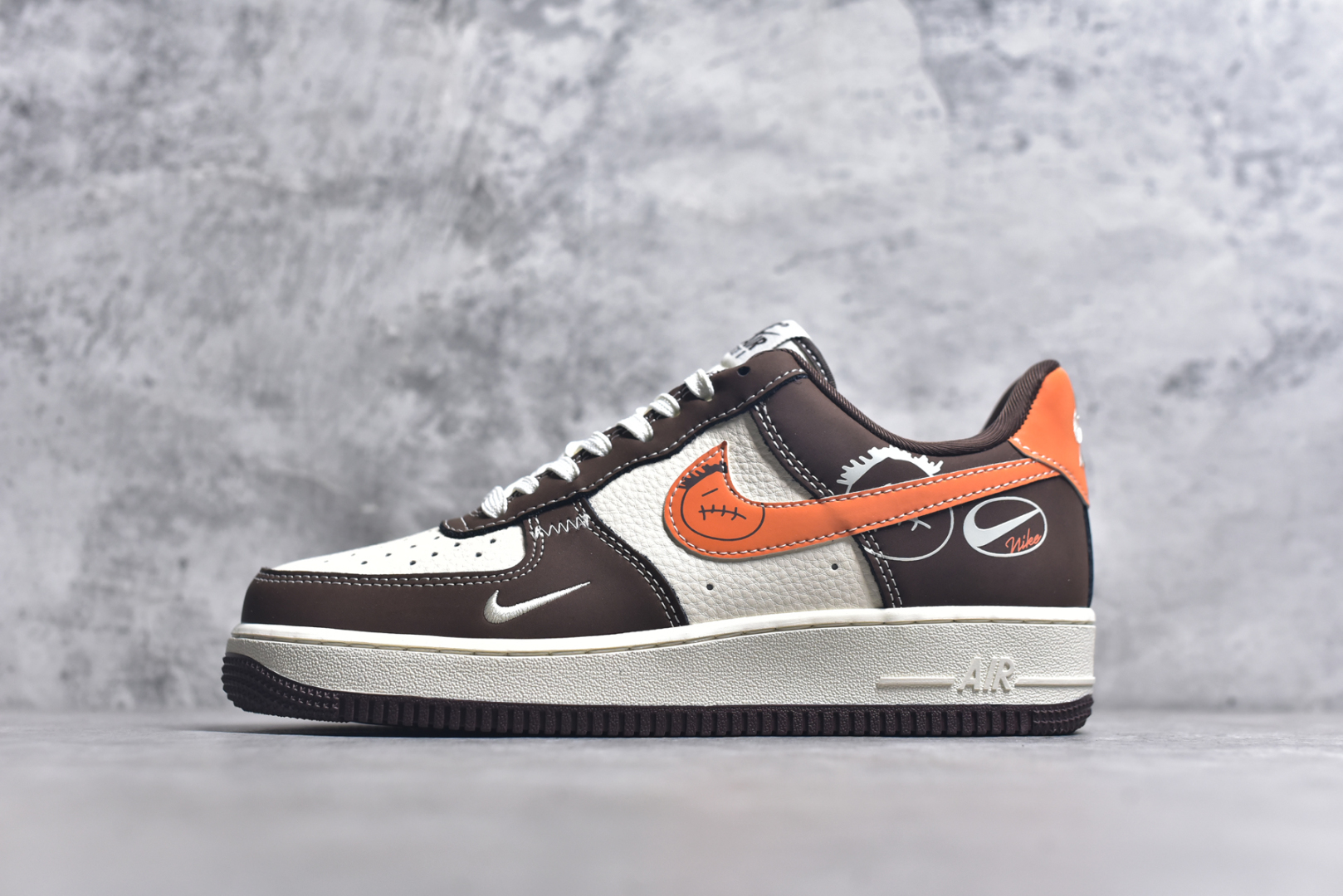 #Nike Air Force 1\’07 Low 耐克联名 深棕鬼脸 空军一号低帮休闲板鞋 KK1988-080 #原楦头原纸板 原装鞋盒 定制五金配件 内置全掌气垫 原厂鞋底 尺码：36 36.5 37.5 38 38.5 39 40 40.5 41 42 42.5 43 44 44.5 45 9.D4-选品中心