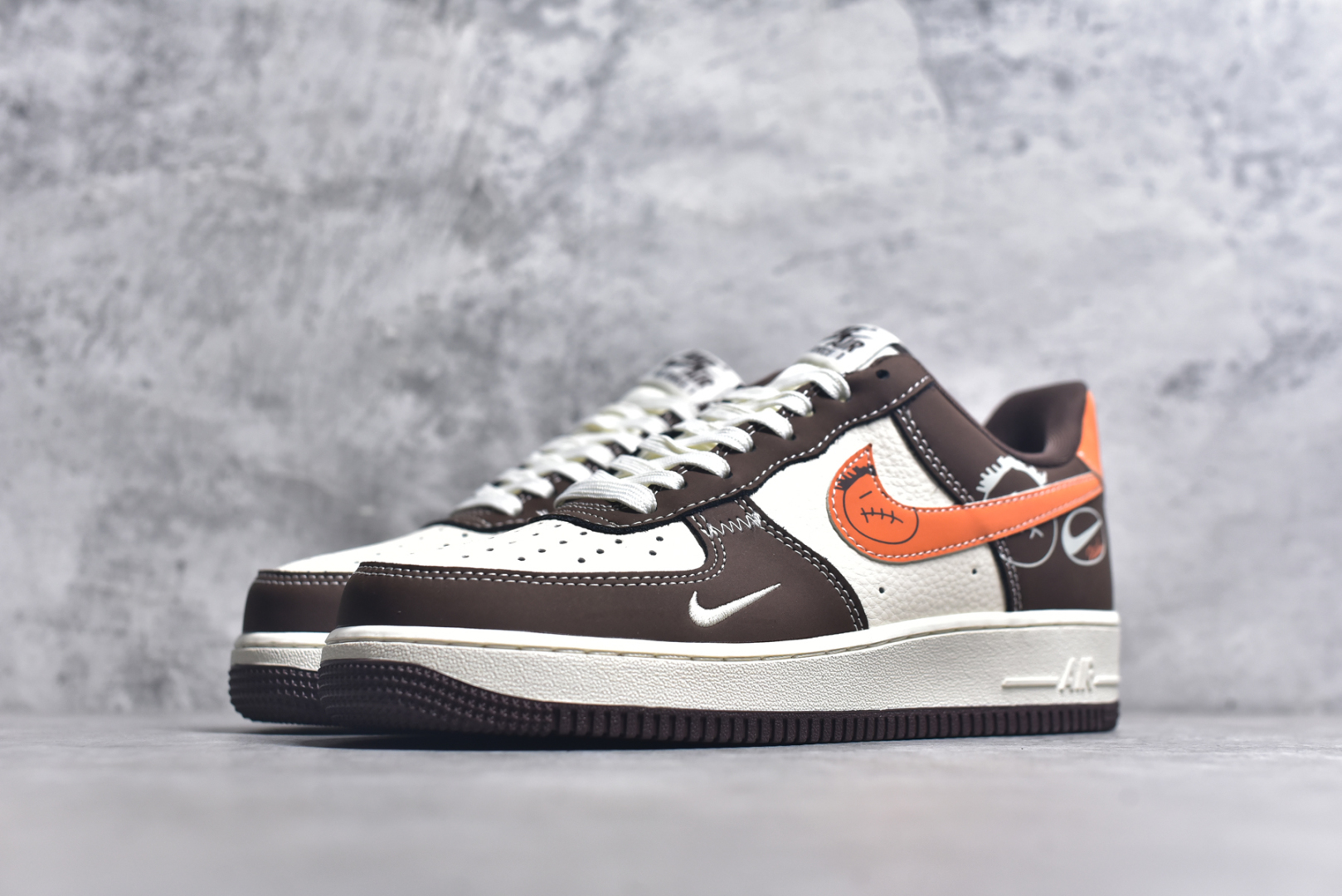 图片[2]-#Nike Air Force 1\’07 Low 耐克联名 深棕鬼脸 空军一号低帮休闲板鞋 KK1988-080 #原楦头原纸板 原装鞋盒 定制五金配件 内置全掌气垫 原厂鞋底 尺码：36 36.5 37.5 38 38.5 39 40 40.5 41 42 42.5 43 44 44.5 45 9.D4-选品中心