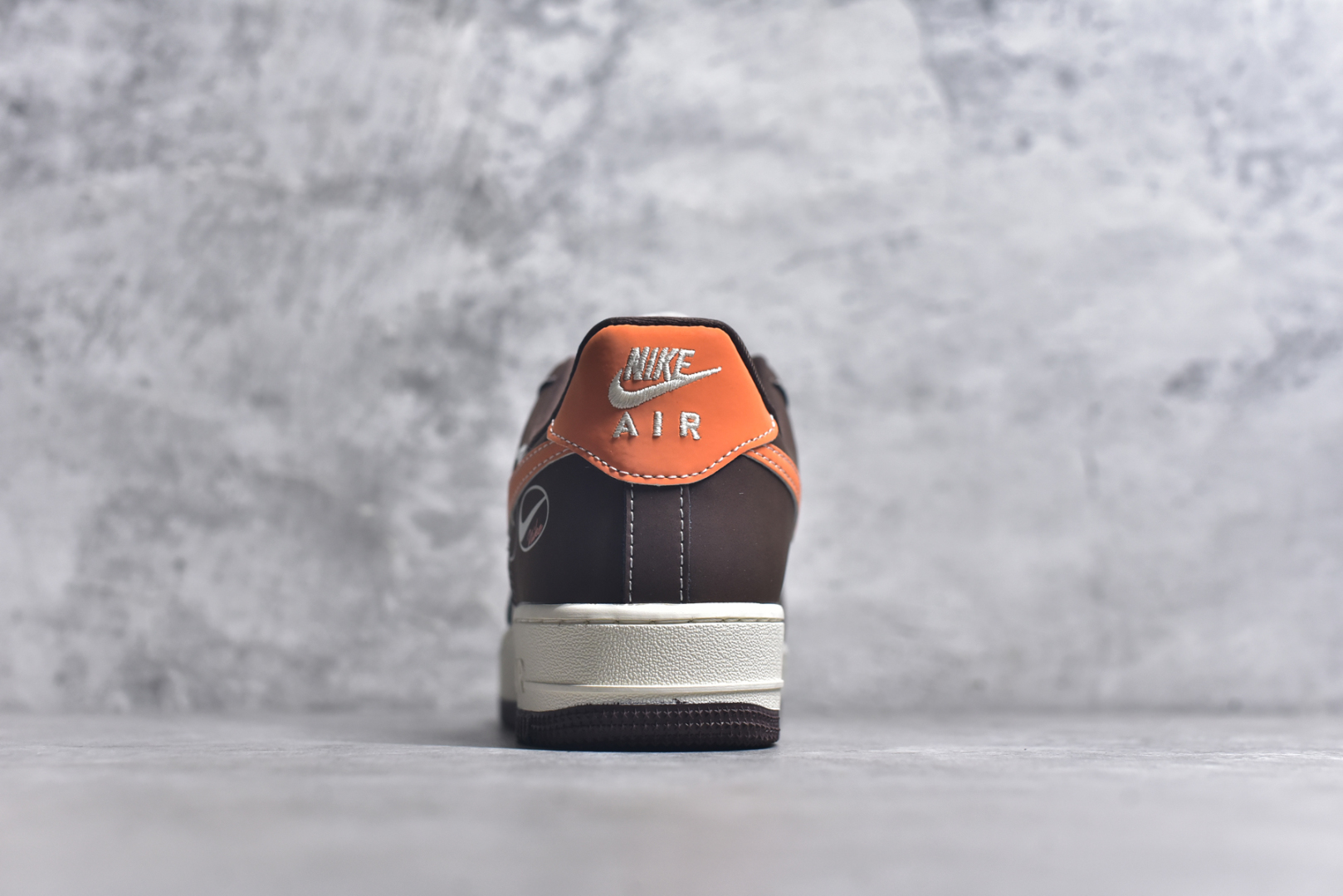 图片[5]-#Nike Air Force 1\’07 Low 耐克联名 深棕鬼脸 空军一号低帮休闲板鞋 KK1988-080 #原楦头原纸板 原装鞋盒 定制五金配件 内置全掌气垫 原厂鞋底 尺码：36 36.5 37.5 38 38.5 39 40 40.5 41 42 42.5 43 44 44.5 45 9.D4-选品中心