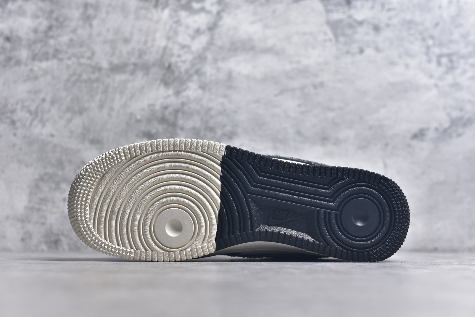 图片[6]-#Nike Air Force 1\’07 Low 李维斯联名 双拼黑牛仔 空军一号低帮休闲板鞋 YX5066-312 #原楦头原纸板 原装鞋盒 定制五金配件 内置全掌气垫 原厂鞋底 尺码：36 36.5 37.5 38 38.5 39 40 40.5 41 42 42.5 43 44 44.5 45 9.D4-选品中心