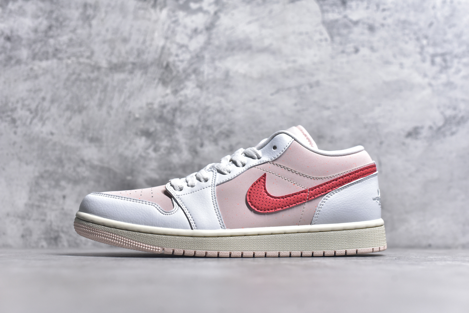 #Air Jordan 1 Low AJ1 乔1白粉红 低帮文化休闲运动板鞋 IB8156-133 市场唯一独家头层皮打造 原鞋原档案开发 原厂皮料 原档冲孔鞋头 正确满胶鞋垫 四线拉帮 原厂织唛标 鞋舌高弹海绵填充 尺码：36-46-选品中心