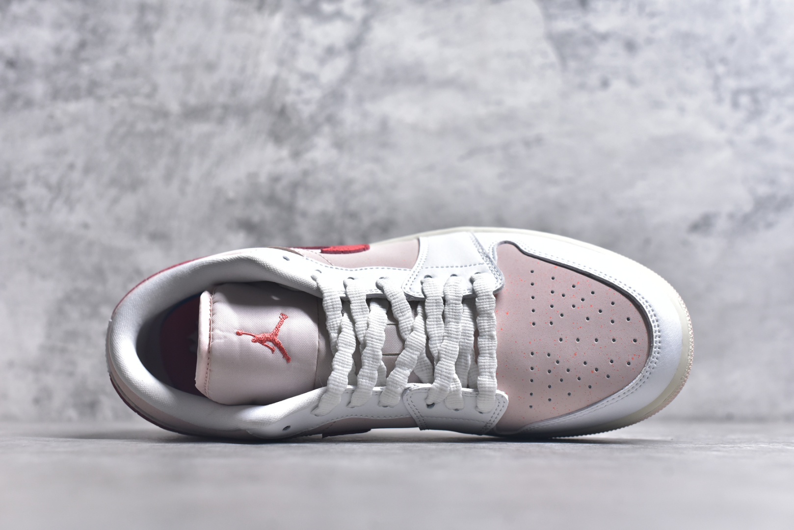 图片[4]-#Air Jordan 1 Low AJ1 乔1白粉红 低帮文化休闲运动板鞋 IB8156-133 市场唯一独家头层皮打造 原鞋原档案开发 原厂皮料 原档冲孔鞋头 正确满胶鞋垫 四线拉帮 原厂织唛标 鞋舌高弹海绵填充 尺码：36-46-选品中心