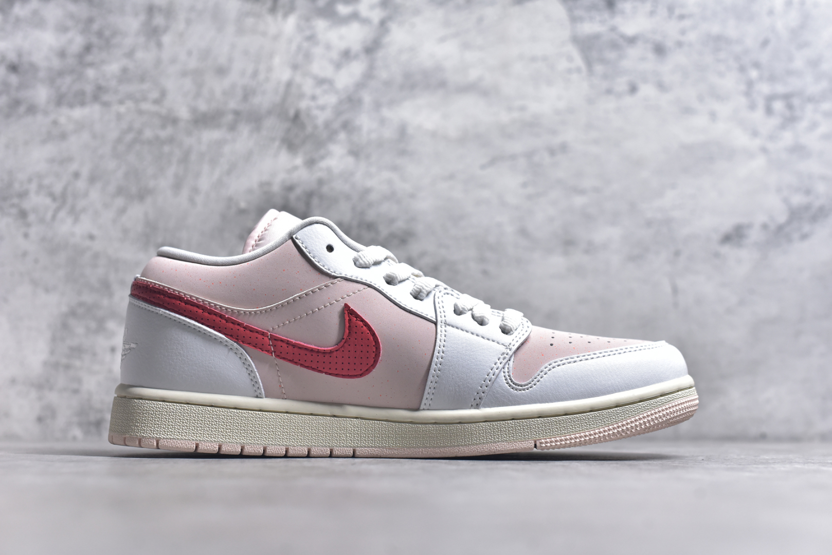 图片[3]-#Air Jordan 1 Low AJ1 乔1白粉红 低帮文化休闲运动板鞋 IB8156-133 市场唯一独家头层皮打造 原鞋原档案开发 原厂皮料 原档冲孔鞋头 正确满胶鞋垫 四线拉帮 原厂织唛标 鞋舌高弹海绵填充 尺码：36-46-选品中心