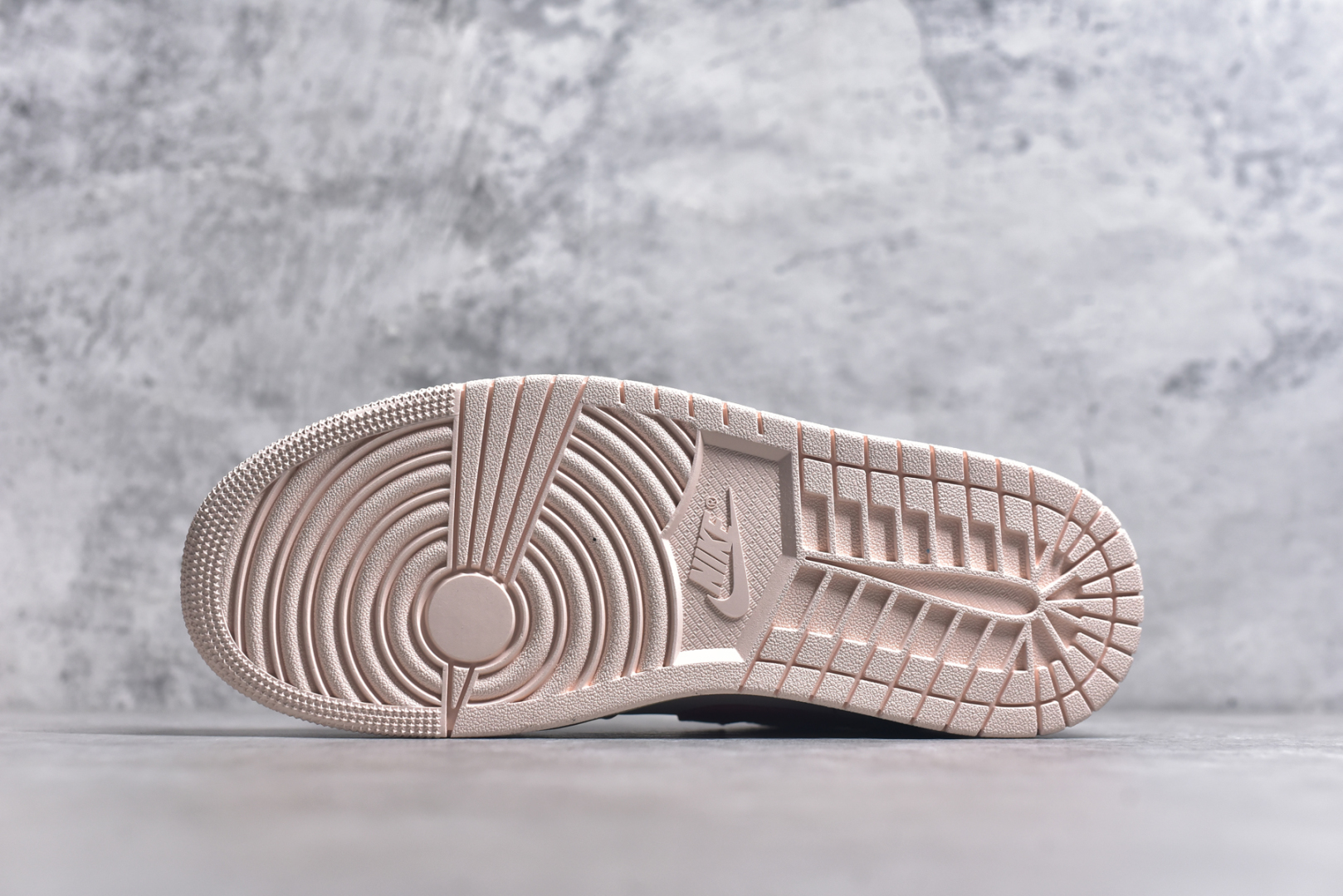 图片[6]-#Air Jordan 1 Low AJ1 乔1白粉红 低帮文化休闲运动板鞋 IB8156-133 市场唯一独家头层皮打造 原鞋原档案开发 原厂皮料 原档冲孔鞋头 正确满胶鞋垫 四线拉帮 原厂织唛标 鞋舌高弹海绵填充 尺码：36-46-选品中心