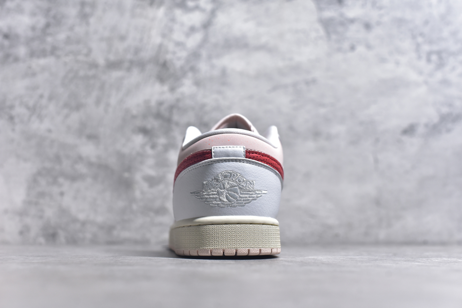 图片[5]-#Air Jordan 1 Low AJ1 乔1白粉红 低帮文化休闲运动板鞋 IB8156-133 市场唯一独家头层皮打造 原鞋原档案开发 原厂皮料 原档冲孔鞋头 正确满胶鞋垫 四线拉帮 原厂织唛标 鞋舌高弹海绵填充 尺码：36-46-选品中心