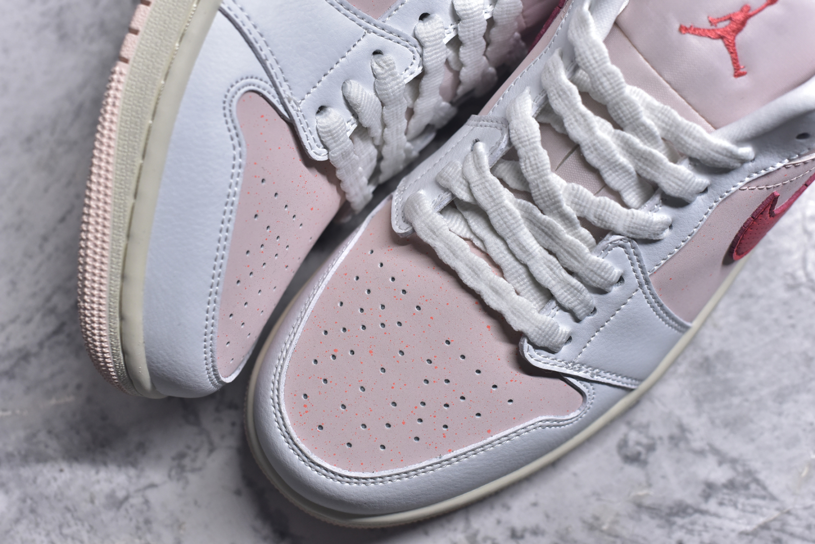 图片[8]-#Air Jordan 1 Low AJ1 乔1白粉红 低帮文化休闲运动板鞋 IB8156-133 市场唯一独家头层皮打造 原鞋原档案开发 原厂皮料 原档冲孔鞋头 正确满胶鞋垫 四线拉帮 原厂织唛标 鞋舌高弹海绵填充 尺码：36-46-选品中心