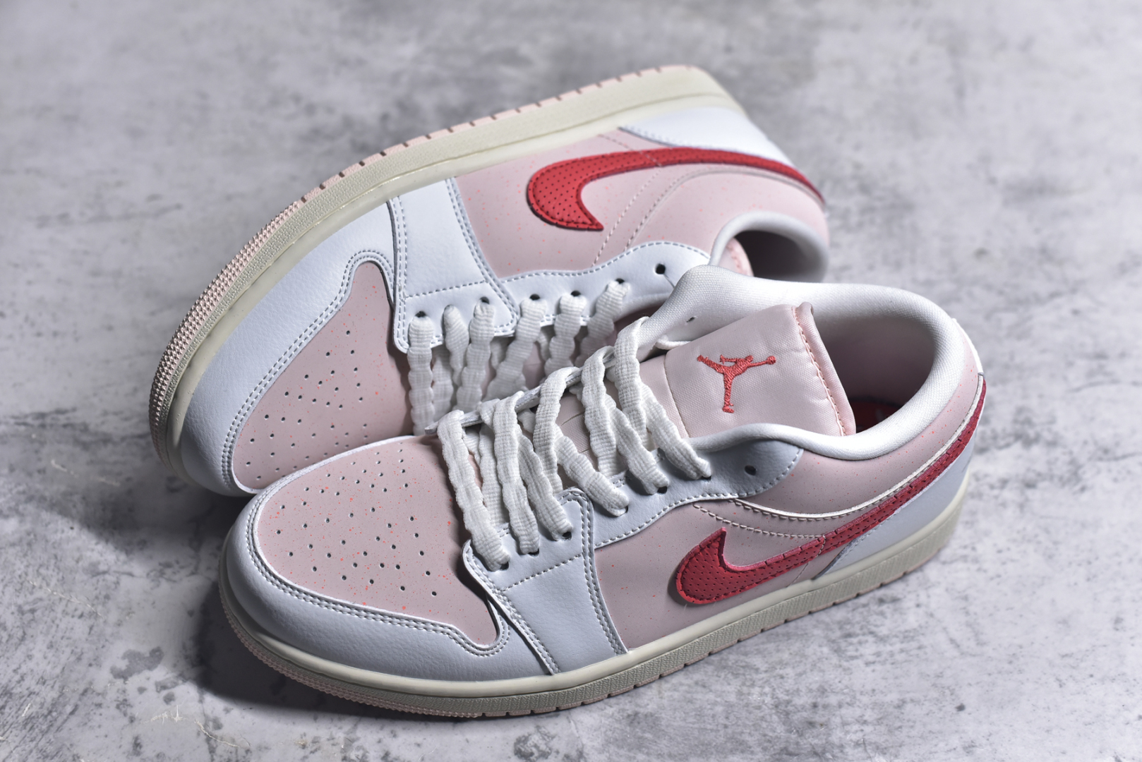 图片[7]-#Air Jordan 1 Low AJ1 乔1白粉红 低帮文化休闲运动板鞋 IB8156-133 市场唯一独家头层皮打造 原鞋原档案开发 原厂皮料 原档冲孔鞋头 正确满胶鞋垫 四线拉帮 原厂织唛标 鞋舌高弹海绵填充 尺码：36-46-选品中心
