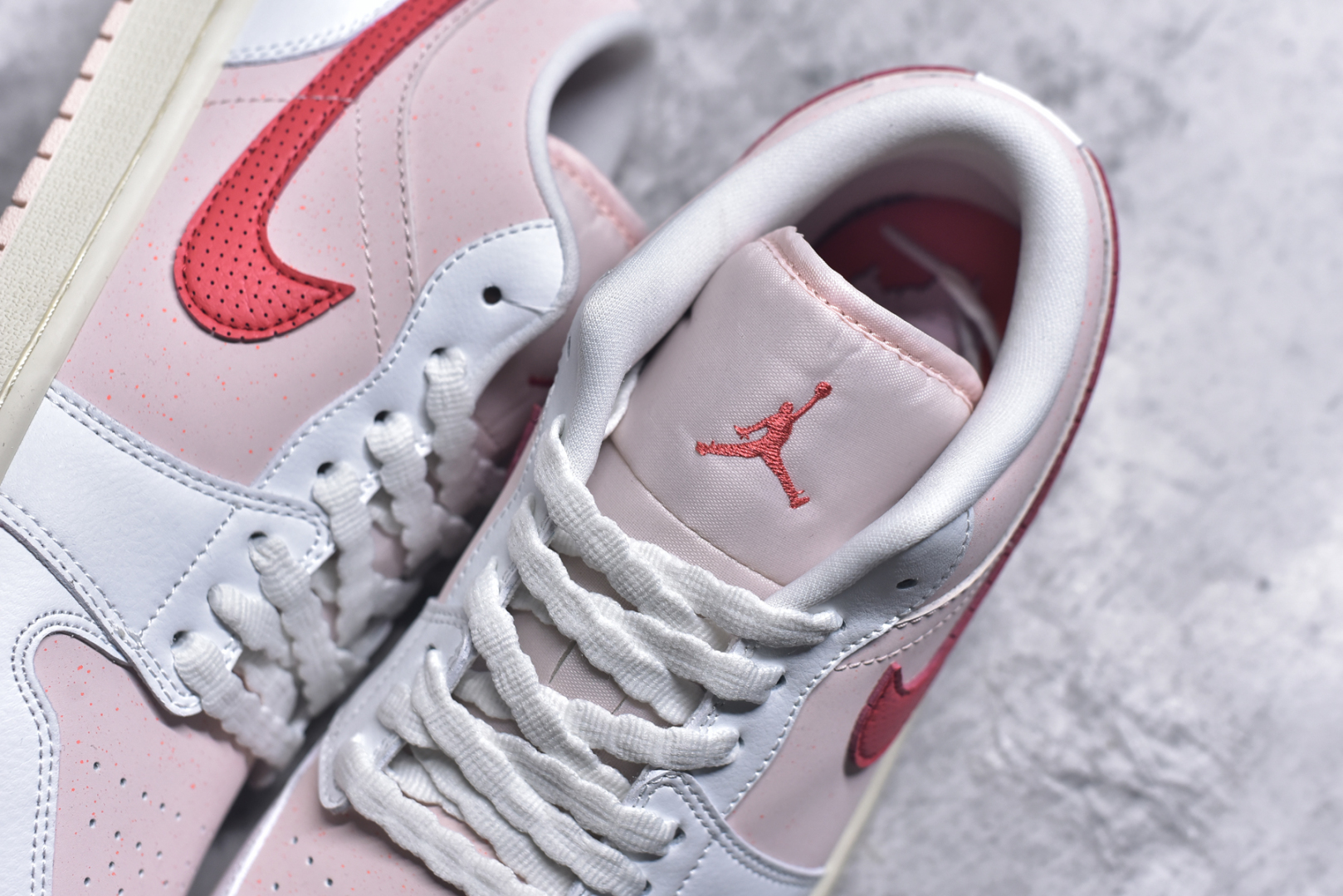 图片[9]-#Air Jordan 1 Low AJ1 乔1白粉红 低帮文化休闲运动板鞋 IB8156-133 市场唯一独家头层皮打造 原鞋原档案开发 原厂皮料 原档冲孔鞋头 正确满胶鞋垫 四线拉帮 原厂织唛标 鞋舌高弹海绵填充 尺码：36-46-选品中心