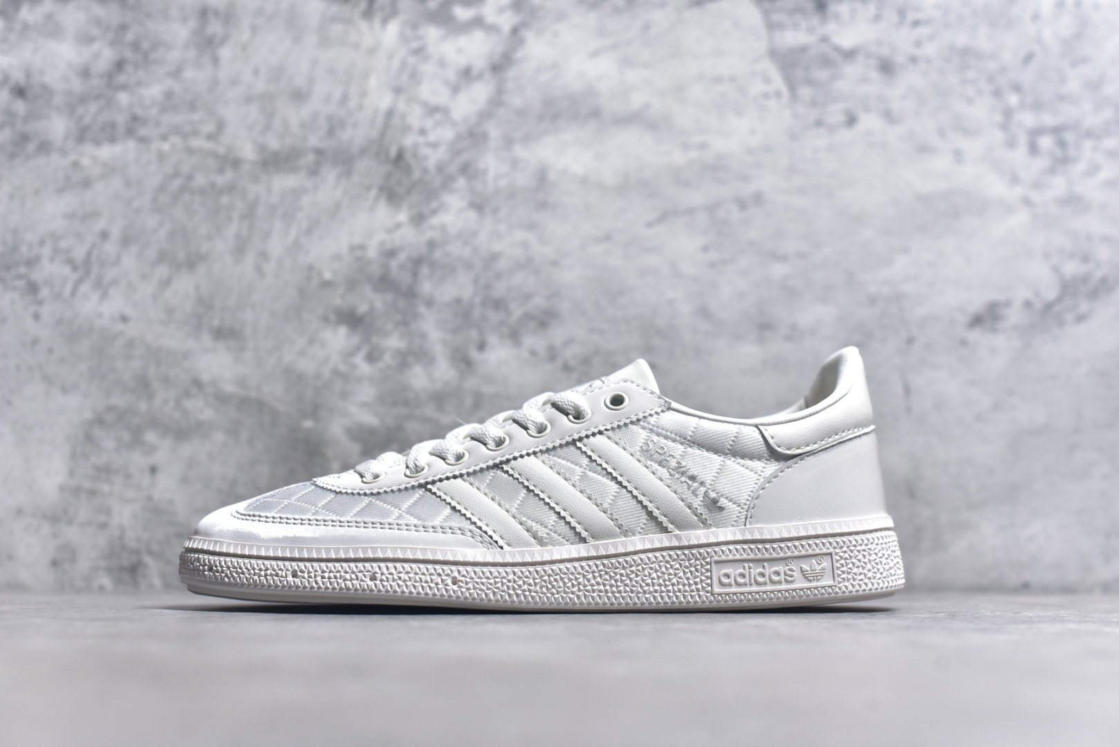 #AD Originals Handball SPZL 手球运动员系列百搭休闲运动板鞋 KJ0854 这款来自阿迪达斯的这款HANDBALL SPZL前身是一双手球运动鞋，这一次拿来复刻，所以鞋面的主要色彩选用了黑色， 鞋面外侧除了Spezial字母之外还有三叶草标志。Handball SPZL作为复古手球训练鞋与作为室内足球鞋的Samba有着异曲同工之处，但是质感更为出众的鞋身以及丰富的配色选择比起Samba来讲可以说是更胜一筹了！尺码：35.5-46-选品中心