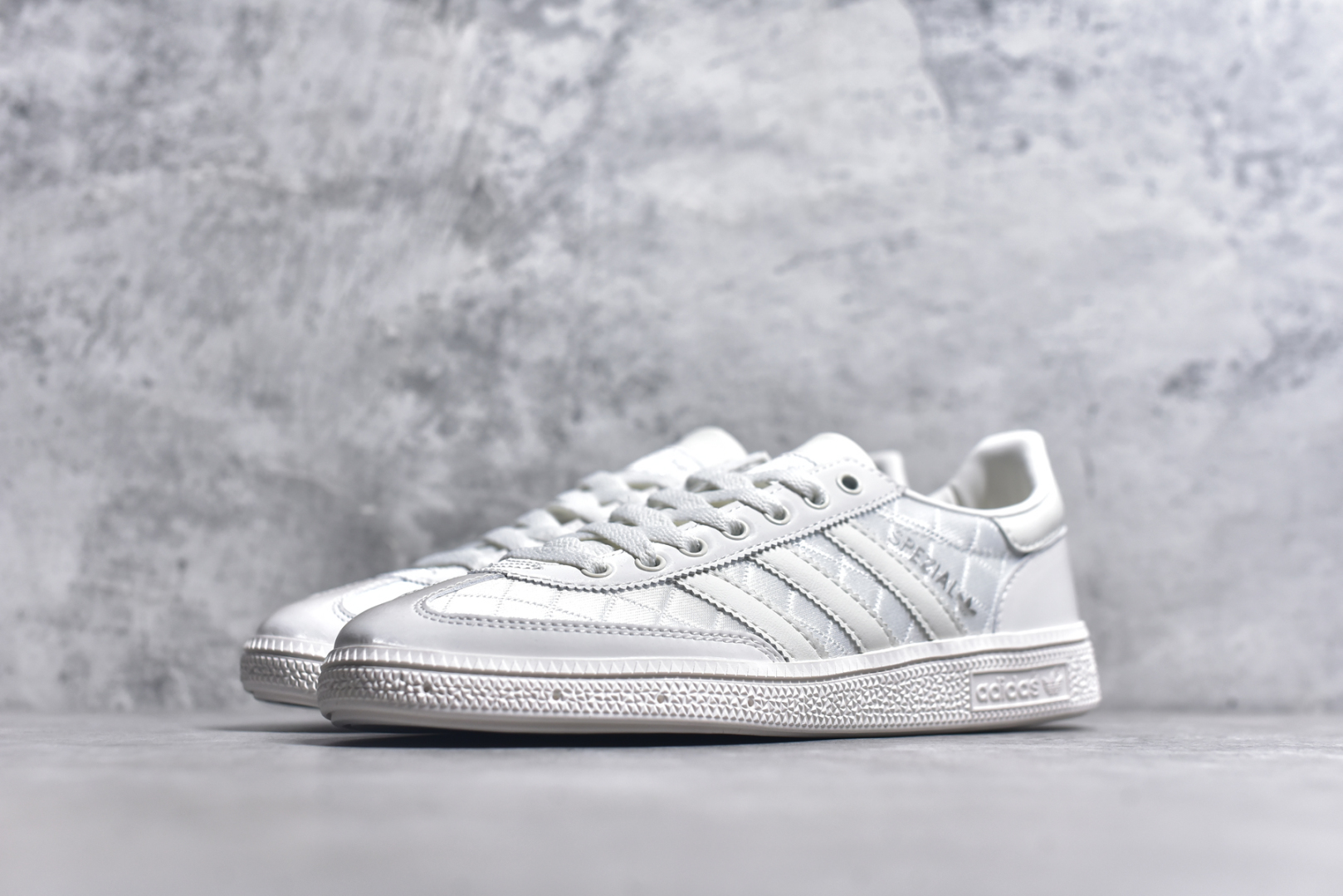 图片[2]-#AD Originals Handball SPZL 手球运动员系列百搭休闲运动板鞋 KJ0854 这款来自阿迪达斯的这款HANDBALL SPZL前身是一双手球运动鞋，这一次拿来复刻，所以鞋面的主要色彩选用了黑色， 鞋面外侧除了Spezial字母之外还有三叶草标志。Handball SPZL作为复古手球训练鞋与作为室内足球鞋的Samba有着异曲同工之处，但是质感更为出众的鞋身以及丰富的配色选择比起Samba来讲可以说是更胜一筹了！尺码：35.5-46-选品中心