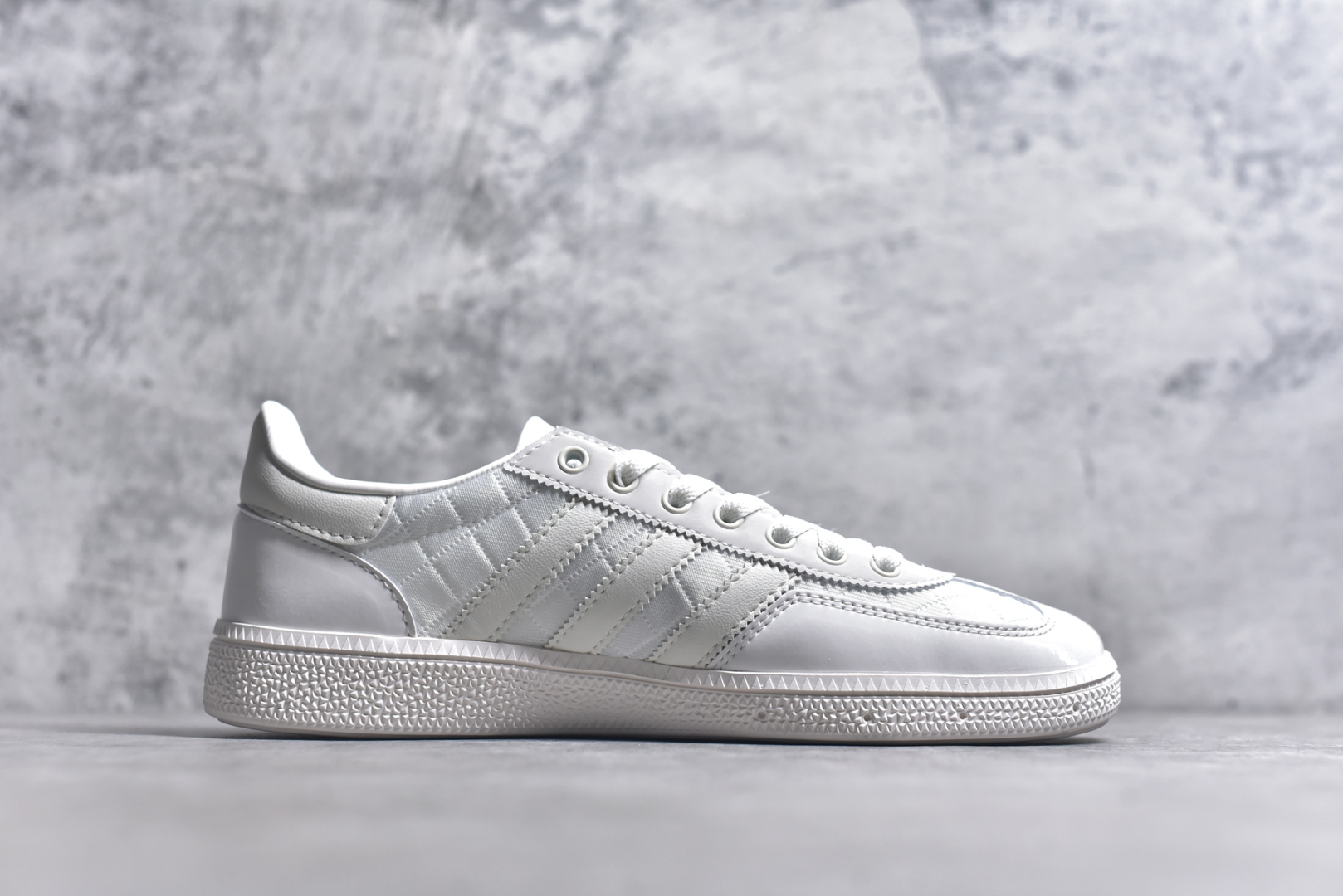 图片[3]-#AD Originals Handball SPZL 手球运动员系列百搭休闲运动板鞋 KJ0854 这款来自阿迪达斯的这款HANDBALL SPZL前身是一双手球运动鞋，这一次拿来复刻，所以鞋面的主要色彩选用了黑色， 鞋面外侧除了Spezial字母之外还有三叶草标志。Handball SPZL作为复古手球训练鞋与作为室内足球鞋的Samba有着异曲同工之处，但是质感更为出众的鞋身以及丰富的配色选择比起Samba来讲可以说是更胜一筹了！尺码：35.5-46-选品中心