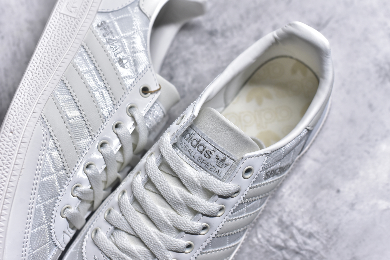 图片[9]-#AD Originals Handball SPZL 手球运动员系列百搭休闲运动板鞋 KJ0854 这款来自阿迪达斯的这款HANDBALL SPZL前身是一双手球运动鞋，这一次拿来复刻，所以鞋面的主要色彩选用了黑色， 鞋面外侧除了Spezial字母之外还有三叶草标志。Handball SPZL作为复古手球训练鞋与作为室内足球鞋的Samba有着异曲同工之处，但是质感更为出众的鞋身以及丰富的配色选择比起Samba来讲可以说是更胜一筹了！尺码：35.5-46-选品中心