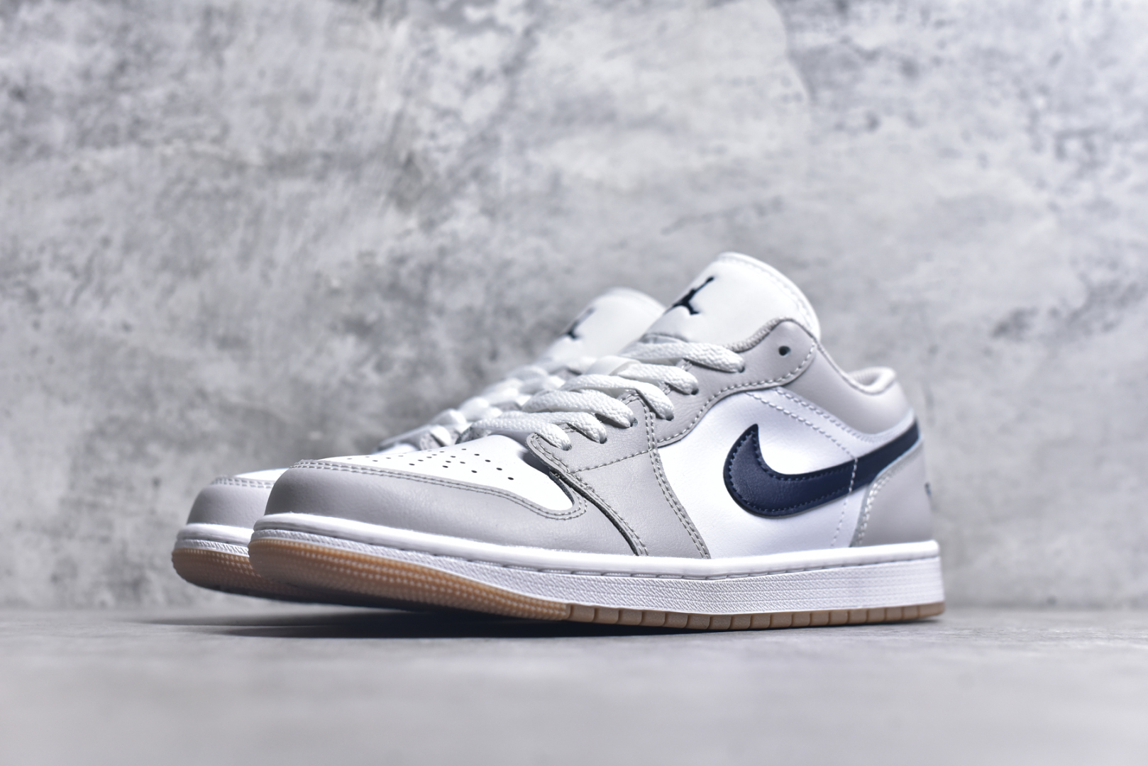 图片[2]-#Air Jordan AJ1 Low 低帮 灰蓝 553558-146 终端优势供应 市面中低帮最具代表性版本没有之一 口碑大厂出品 品控大底版型不断改良更新 全套原纸板楦头开发 确保原汁原味 完美呈现版型 完美零毛边处理 原厂内置全掌气垫 价格定位良心 平台专用代工流水线出品 一眼公司既视感 拿到手的一瞬间就与众不同 碾压市面所有版本 全部原鞋开发 每一个配色都会采购原鞋确认细节 打破市面看图做货无好货之说 尺码：35.5 36 36.5 37.5 38 38.5 39 40 40.5 41 42 42.5 43 44 44.5 45 46-选品中心