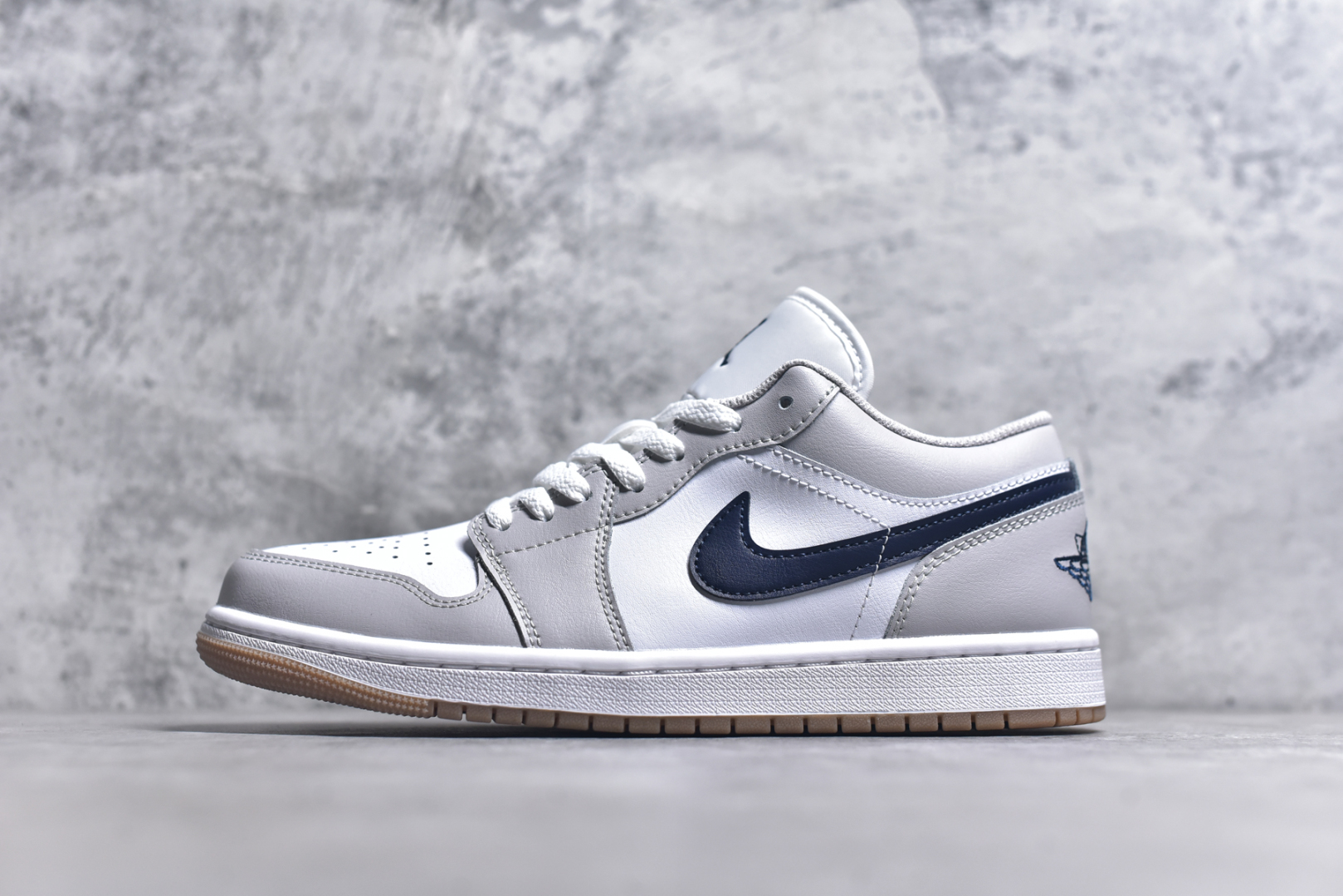 #Air Jordan AJ1 Low 低帮 灰蓝 553558-146 终端优势供应 市面中低帮最具代表性版本没有之一 口碑大厂出品 品控大底版型不断改良更新 全套原纸板楦头开发 确保原汁原味 完美呈现版型 完美零毛边处理 原厂内置全掌气垫 价格定位良心 平台专用代工流水线出品 一眼公司既视感 拿到手的一瞬间就与众不同 碾压市面所有版本 全部原鞋开发 每一个配色都会采购原鞋确认细节 打破市面看图做货无好货之说 尺码：35.5 36 36.5 37.5 38 38.5 39 40 40.5 41 42 42.5 43 44 44.5 45 46-选品中心