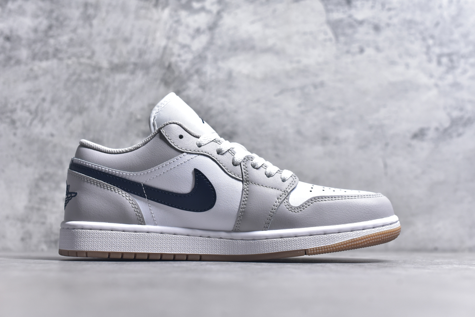 图片[3]-#Air Jordan AJ1 Low 低帮 灰蓝 553558-146 终端优势供应 市面中低帮最具代表性版本没有之一 口碑大厂出品 品控大底版型不断改良更新 全套原纸板楦头开发 确保原汁原味 完美呈现版型 完美零毛边处理 原厂内置全掌气垫 价格定位良心 平台专用代工流水线出品 一眼公司既视感 拿到手的一瞬间就与众不同 碾压市面所有版本 全部原鞋开发 每一个配色都会采购原鞋确认细节 打破市面看图做货无好货之说 尺码：35.5 36 36.5 37.5 38 38.5 39 40 40.5 41 42 42.5 43 44 44.5 45 46-选品中心