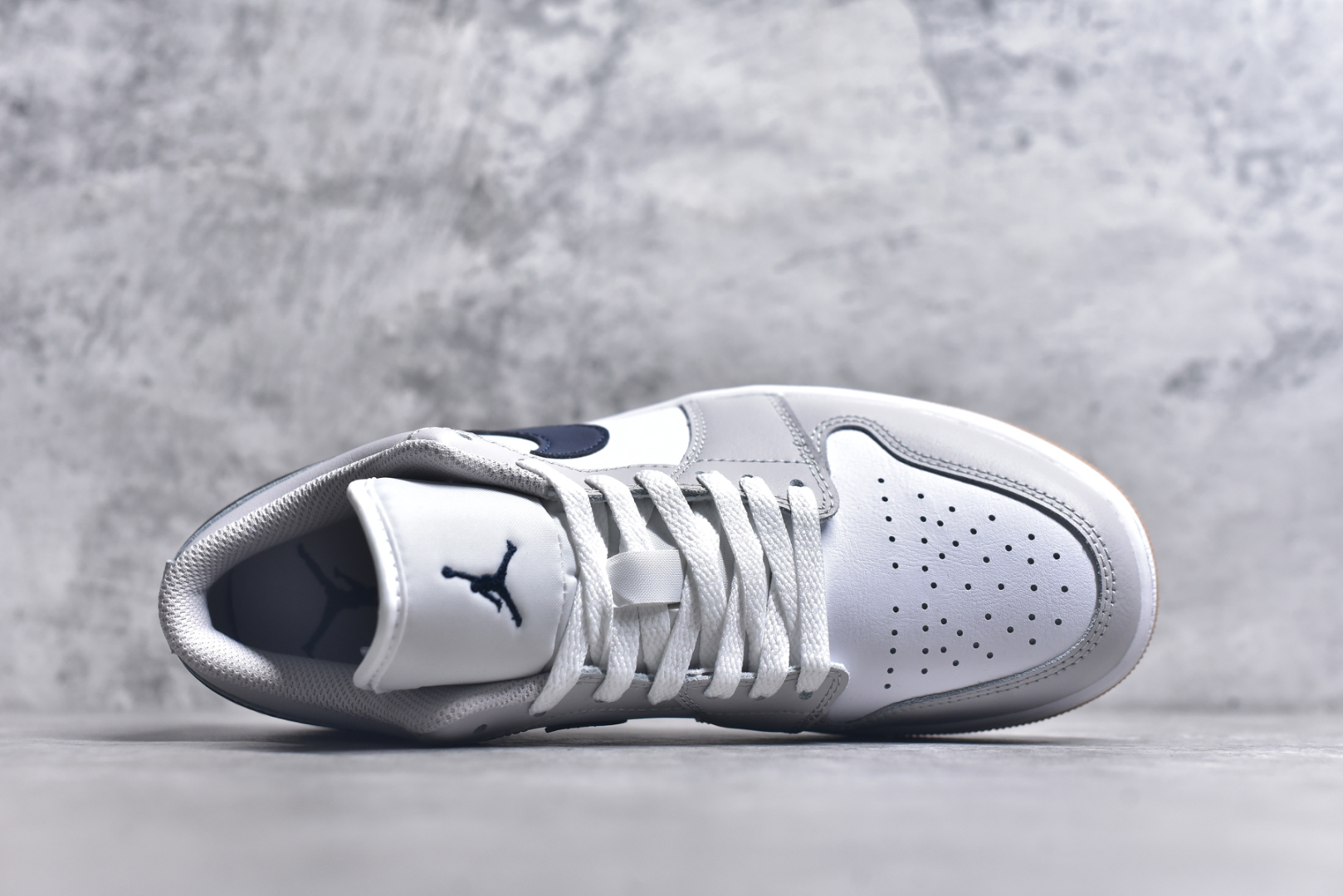 图片[4]-#Air Jordan AJ1 Low 低帮 灰蓝 553558-146 终端优势供应 市面中低帮最具代表性版本没有之一 口碑大厂出品 品控大底版型不断改良更新 全套原纸板楦头开发 确保原汁原味 完美呈现版型 完美零毛边处理 原厂内置全掌气垫 价格定位良心 平台专用代工流水线出品 一眼公司既视感 拿到手的一瞬间就与众不同 碾压市面所有版本 全部原鞋开发 每一个配色都会采购原鞋确认细节 打破市面看图做货无好货之说 尺码：35.5 36 36.5 37.5 38 38.5 39 40 40.5 41 42 42.5 43 44 44.5 45 46-选品中心