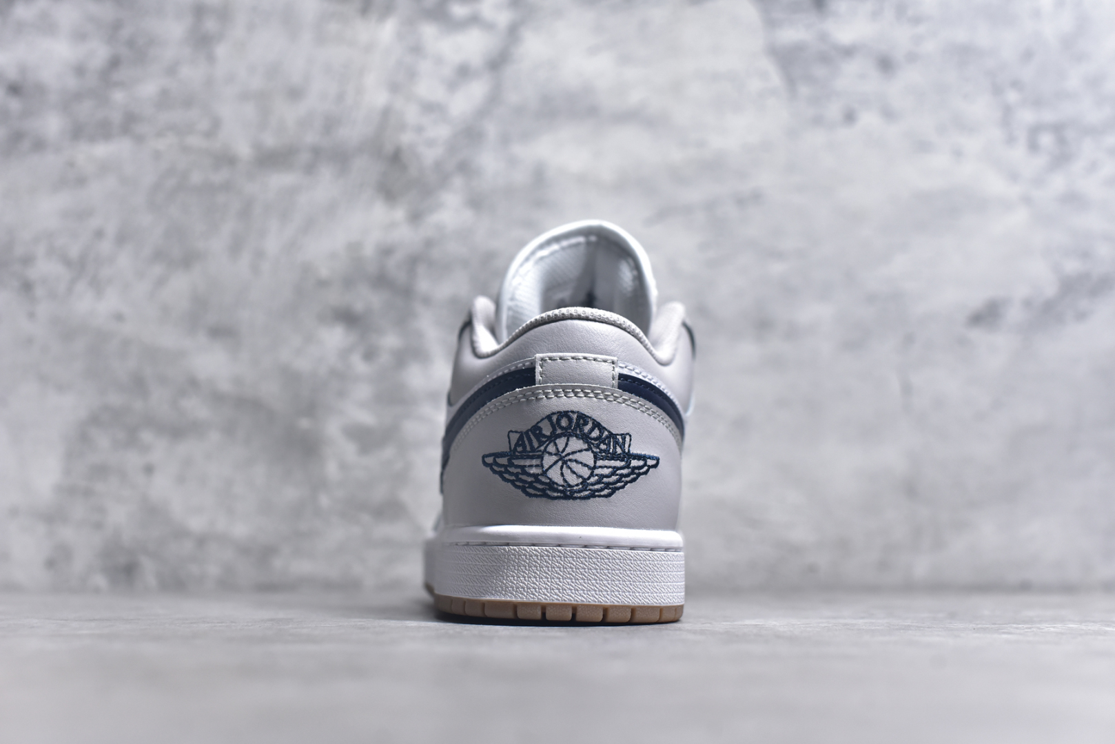 图片[5]-#Air Jordan AJ1 Low 低帮 灰蓝 553558-146 终端优势供应 市面中低帮最具代表性版本没有之一 口碑大厂出品 品控大底版型不断改良更新 全套原纸板楦头开发 确保原汁原味 完美呈现版型 完美零毛边处理 原厂内置全掌气垫 价格定位良心 平台专用代工流水线出品 一眼公司既视感 拿到手的一瞬间就与众不同 碾压市面所有版本 全部原鞋开发 每一个配色都会采购原鞋确认细节 打破市面看图做货无好货之说 尺码：35.5 36 36.5 37.5 38 38.5 39 40 40.5 41 42 42.5 43 44 44.5 45 46-选品中心