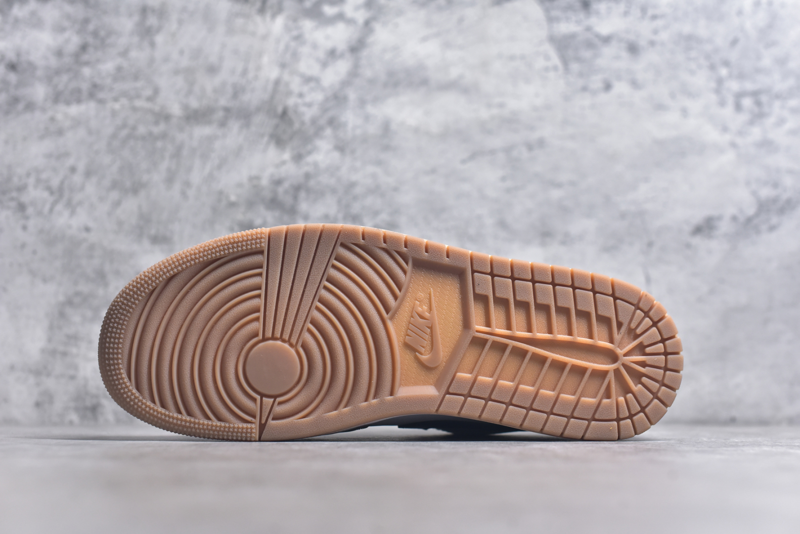 图片[6]-#Air Jordan AJ1 Low 低帮 灰蓝 553558-146 终端优势供应 市面中低帮最具代表性版本没有之一 口碑大厂出品 品控大底版型不断改良更新 全套原纸板楦头开发 确保原汁原味 完美呈现版型 完美零毛边处理 原厂内置全掌气垫 价格定位良心 平台专用代工流水线出品 一眼公司既视感 拿到手的一瞬间就与众不同 碾压市面所有版本 全部原鞋开发 每一个配色都会采购原鞋确认细节 打破市面看图做货无好货之说 尺码：35.5 36 36.5 37.5 38 38.5 39 40 40.5 41 42 42.5 43 44 44.5 45 46-选品中心