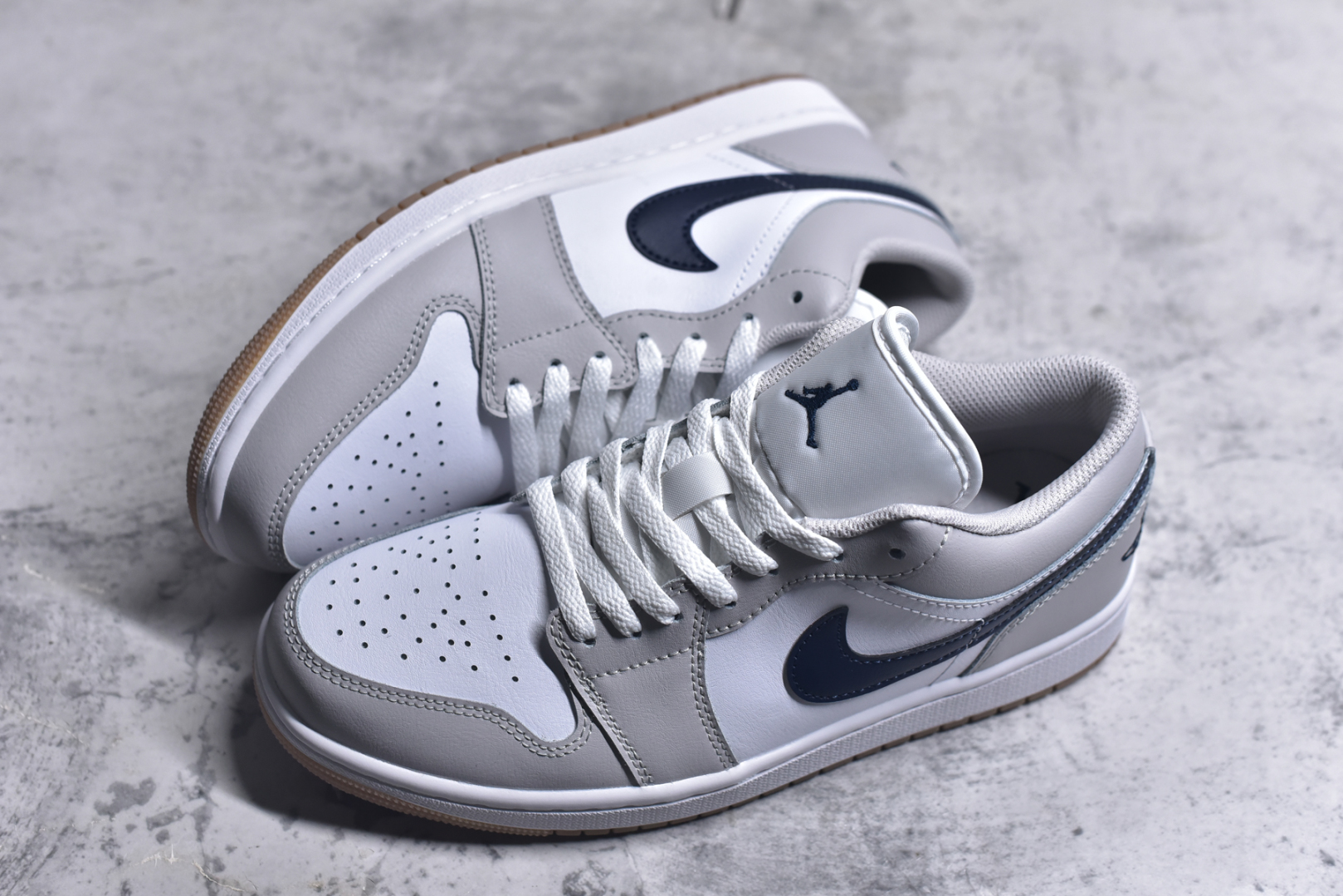 图片[7]-#Air Jordan AJ1 Low 低帮 灰蓝 553558-146 终端优势供应 市面中低帮最具代表性版本没有之一 口碑大厂出品 品控大底版型不断改良更新 全套原纸板楦头开发 确保原汁原味 完美呈现版型 完美零毛边处理 原厂内置全掌气垫 价格定位良心 平台专用代工流水线出品 一眼公司既视感 拿到手的一瞬间就与众不同 碾压市面所有版本 全部原鞋开发 每一个配色都会采购原鞋确认细节 打破市面看图做货无好货之说 尺码：35.5 36 36.5 37.5 38 38.5 39 40 40.5 41 42 42.5 43 44 44.5 45 46-选品中心
