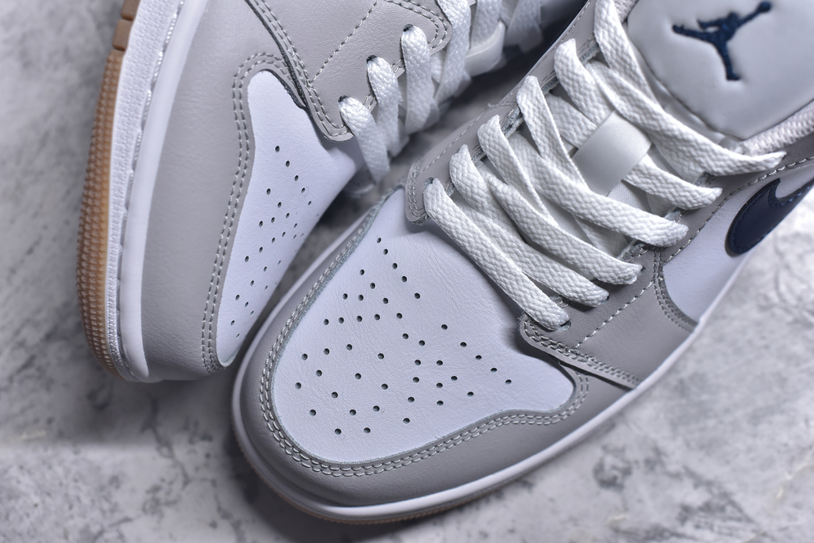 图片[8]-#Air Jordan AJ1 Low 低帮 灰蓝 553558-146 终端优势供应 市面中低帮最具代表性版本没有之一 口碑大厂出品 品控大底版型不断改良更新 全套原纸板楦头开发 确保原汁原味 完美呈现版型 完美零毛边处理 原厂内置全掌气垫 价格定位良心 平台专用代工流水线出品 一眼公司既视感 拿到手的一瞬间就与众不同 碾压市面所有版本 全部原鞋开发 每一个配色都会采购原鞋确认细节 打破市面看图做货无好货之说 尺码：35.5 36 36.5 37.5 38 38.5 39 40 40.5 41 42 42.5 43 44 44.5 45 46-选品中心
