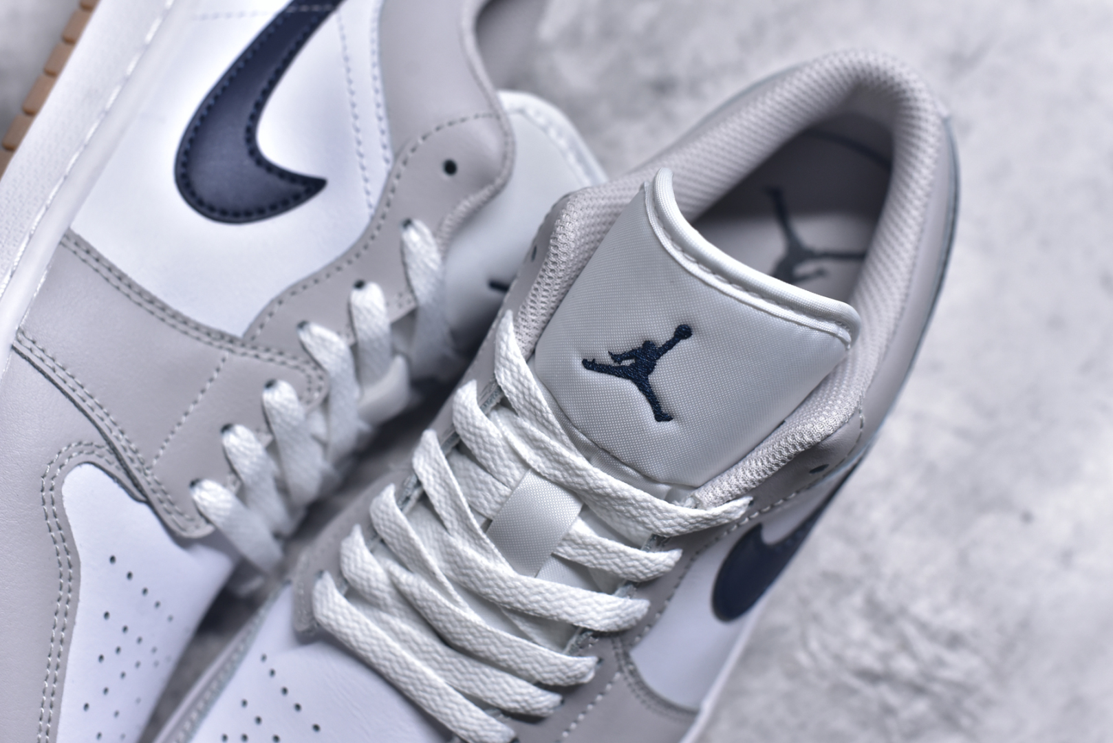 图片[9]-#Air Jordan AJ1 Low 低帮 灰蓝 553558-146 终端优势供应 市面中低帮最具代表性版本没有之一 口碑大厂出品 品控大底版型不断改良更新 全套原纸板楦头开发 确保原汁原味 完美呈现版型 完美零毛边处理 原厂内置全掌气垫 价格定位良心 平台专用代工流水线出品 一眼公司既视感 拿到手的一瞬间就与众不同 碾压市面所有版本 全部原鞋开发 每一个配色都会采购原鞋确认细节 打破市面看图做货无好货之说 尺码：35.5 36 36.5 37.5 38 38.5 39 40 40.5 41 42 42.5 43 44 44.5 45 46-选品中心