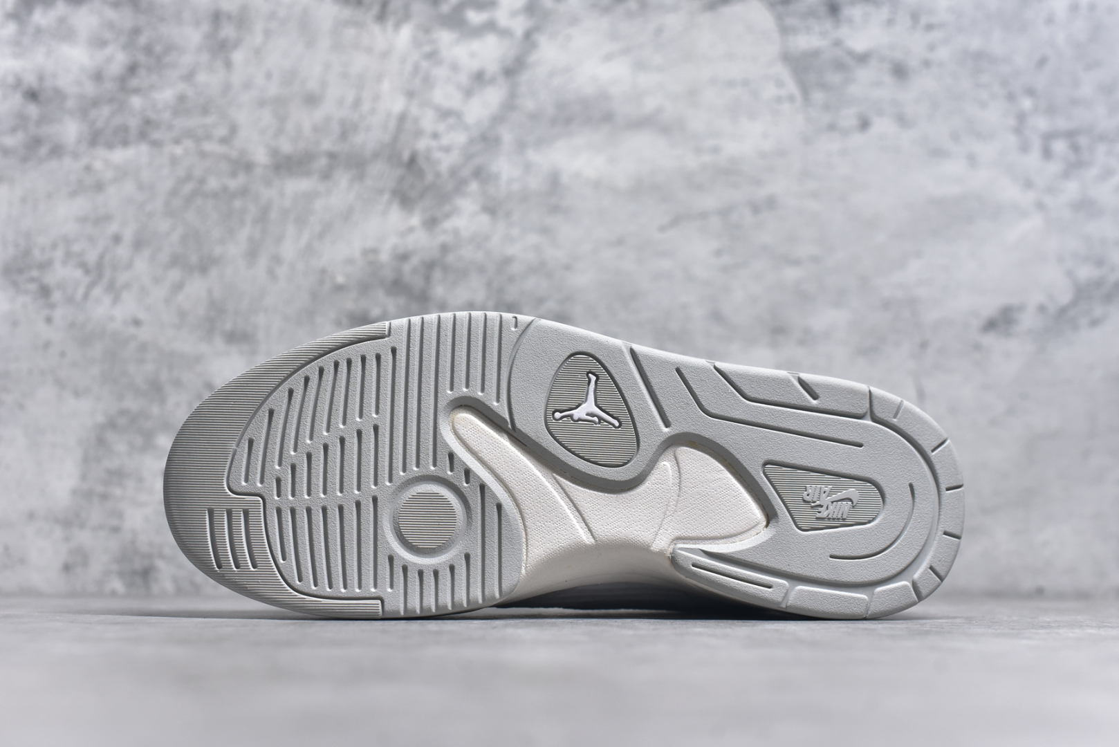 图片[6]-#Air Jordan Stadium AJ90 潮流运动板鞋 充满了对TinkerHathield 原创设计的致敬 包括中足网状面板、前足外侧的鲨鱼齿轮廓、加垫鞋领和 NK Air 鞋跟品牌 鞋子本身采用网眼、皮革和绒面革材料混合制成 散发出现代美感 并配备了该品牌全新的 Formula 23 足底缓震技术 AirJordan Stadium 90 鞋舌标签在鞋舌内侧印有“Flight”字样 完善了设计 尺码：36 36.5 37.5 38 38.5 39 40 40.5 41 42 42.5 43 44 44.5 45-选品中心
