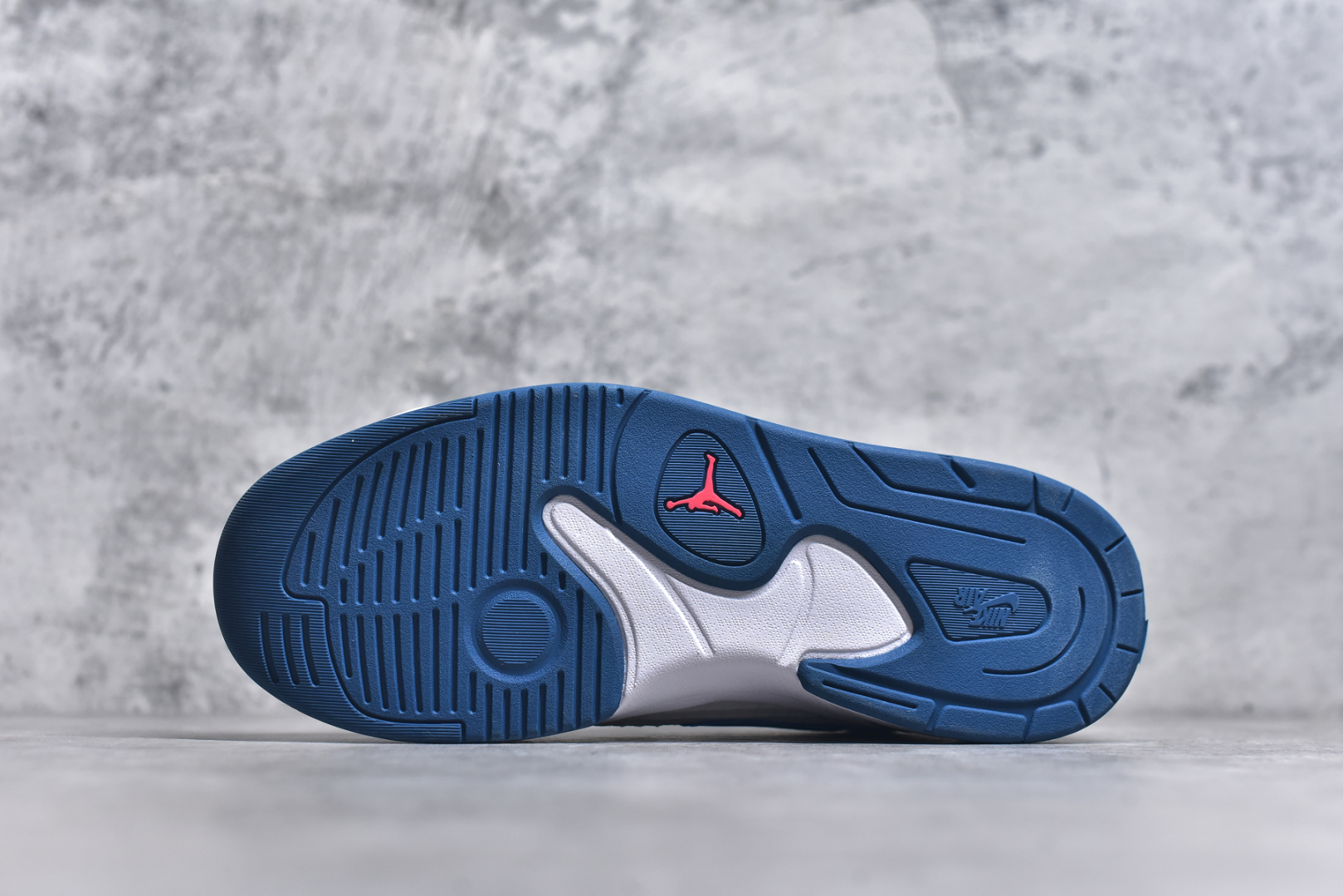 图片[6]-#Air Jordan Stadium AJ90 潮流运动板鞋 充满了对TinkerHathield 原创设计的致敬 包括中足网状面板、前足外侧的鲨鱼齿轮廓、加垫鞋领和 NK Air 鞋跟品牌 鞋子本身采用网眼、皮革和绒面革材料混合制成 散发出现代美感 并配备了该品牌全新的 Formula 23 足底缓震技术 AirJordan Stadium 90 鞋舌标签在鞋舌内侧印有“Flight”字样 完善了设计 尺码：36 36.5 37.5 38 38.5 39 40 40.5 41 42 42.5 43 44 44.5 45-选品中心