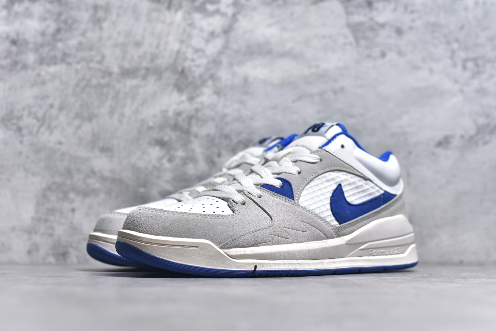 图片[2]-#Air Jordan Stadium AJ90 潮流运动板鞋 充满了对TinkerHathield 原创设计的致敬 包括中足网状面板、前足外侧的鲨鱼齿轮廓、加垫鞋领和 NK Air 鞋跟品牌 鞋子本身采用网眼、皮革和绒面革材料混合制成 散发出现代美感 并配备了该品牌全新的 Formula 23 足底缓震技术 AirJordan Stadium 90 鞋舌标签在鞋舌内侧印有“Flight”字样 完善了设计 尺码：36 36.5 37.5 38 38.5 39 40 40.5 41 42 42.5 43 44 44.5 45-选品中心