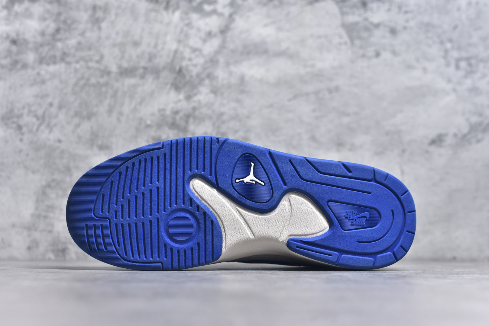 图片[6]-#Air Jordan Stadium AJ90 潮流运动板鞋 充满了对TinkerHathield 原创设计的致敬 包括中足网状面板、前足外侧的鲨鱼齿轮廓、加垫鞋领和 NK Air 鞋跟品牌 鞋子本身采用网眼、皮革和绒面革材料混合制成 散发出现代美感 并配备了该品牌全新的 Formula 23 足底缓震技术 AirJordan Stadium 90 鞋舌标签在鞋舌内侧印有“Flight”字样 完善了设计 尺码：36 36.5 37.5 38 38.5 39 40 40.5 41 42 42.5 43 44 44.5 45-选品中心