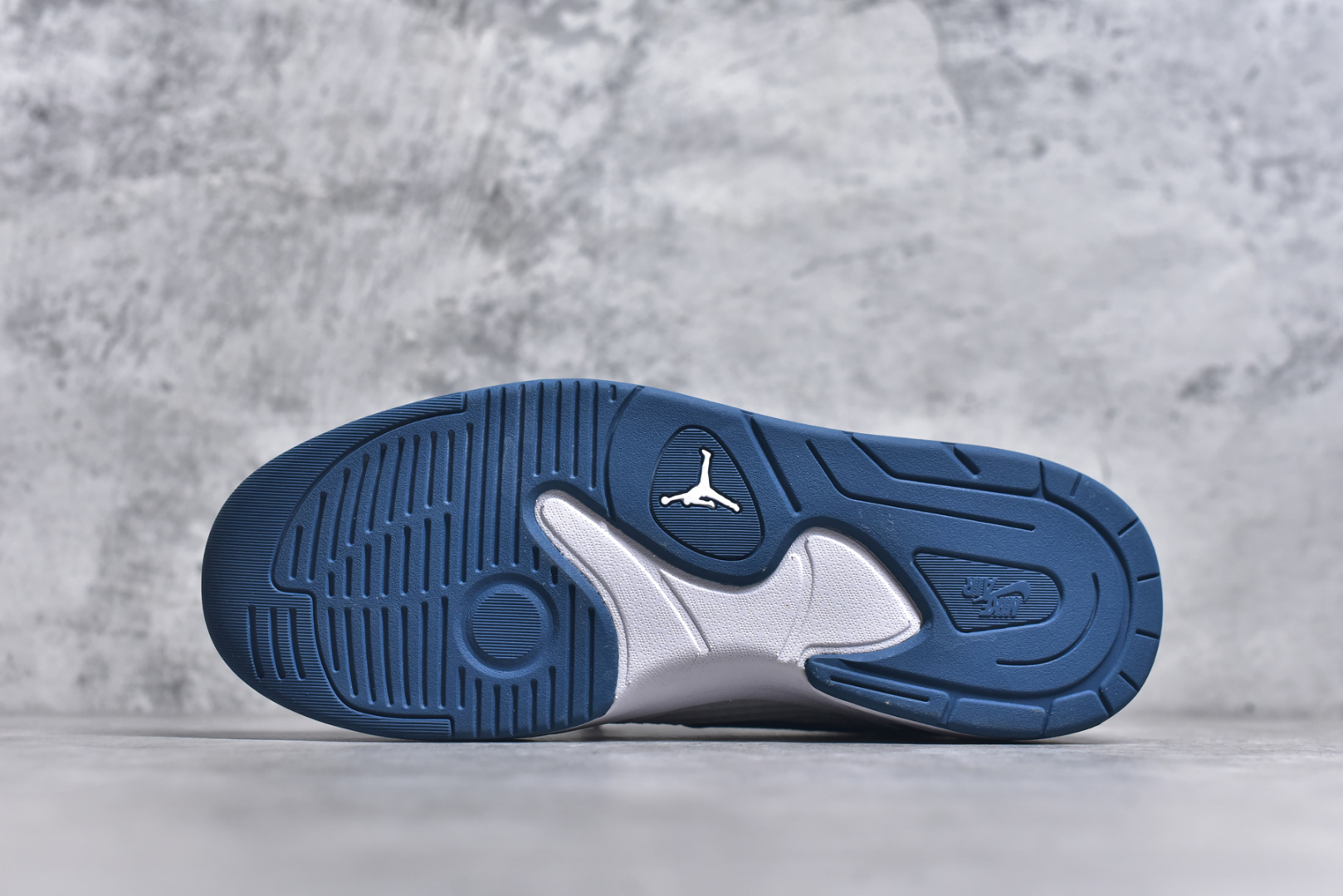 图片[6]-#Air Jordan Stadium AJ90 潮流运动板鞋 充满了对TinkerHathield 原创设计的致敬 包括中足网状面板、前足外侧的鲨鱼齿轮廓、加垫鞋领和 NK Air 鞋跟品牌 鞋子本身采用网眼、皮革和绒面革材料混合制成 散发出现代美感 并配备了该品牌全新的 Formula 23 足底缓震技术 AirJordan Stadium 90 鞋舌标签在鞋舌内侧印有“Flight”字样 完善了设计 尺码：36 36.5 37.5 38 38.5 39 40 40.5 41 42 42.5 43 44 44.5 45-选品中心