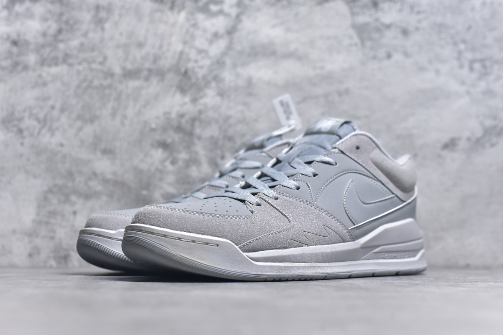 图片[2]-#Air Jordan Stadium AJ90 潮流运动板鞋 充满了对TinkerHathield 原创设计的致敬 包括中足网状面板、前足外侧的鲨鱼齿轮廓、加垫鞋领和 NK Air 鞋跟品牌 鞋子本身采用网眼、皮革和绒面革材料混合制成 散发出现代美感 并配备了该品牌全新的 Formula 23 足底缓震技术 AirJordan Stadium 90 鞋舌标签在鞋舌内侧印有“Flight”字样 完善了设计 尺码：36 36.5 37.5 38 38.5 39 40 40.5 41 42 42.5 43 44 44.5 45-选品中心