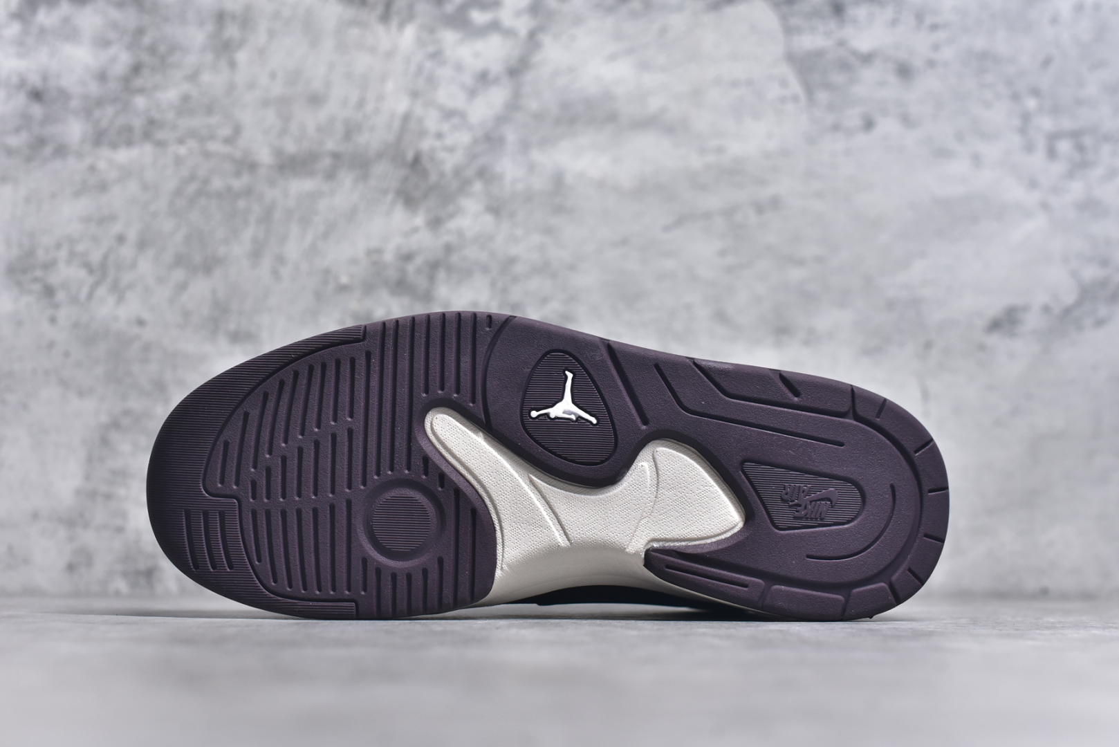 图片[6]-#Air Jordan Stadium AJ90 潮流运动板鞋 充满了对TinkerHathield 原创设计的致敬 包括中足网状面板、前足外侧的鲨鱼齿轮廓、加垫鞋领和 NK Air 鞋跟品牌 鞋子本身采用网眼、皮革和绒面革材料混合制成 散发出现代美感 并配备了该品牌全新的 Formula 23 足底缓震技术 AirJordan Stadium 90 鞋舌标签在鞋舌内侧印有“Flight”字样 完善了设计 尺码：36 36.5 37.5 38 38.5 39 40 40.5 41 42 42.5 43 44 44.5 45-选品中心